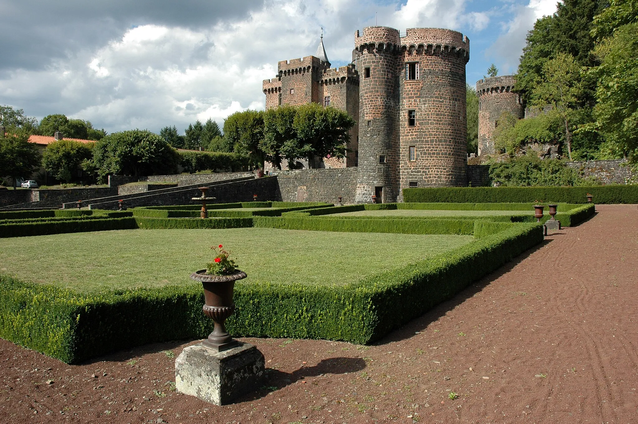 Photo showing: Château-Dauphin à Pontgibaud