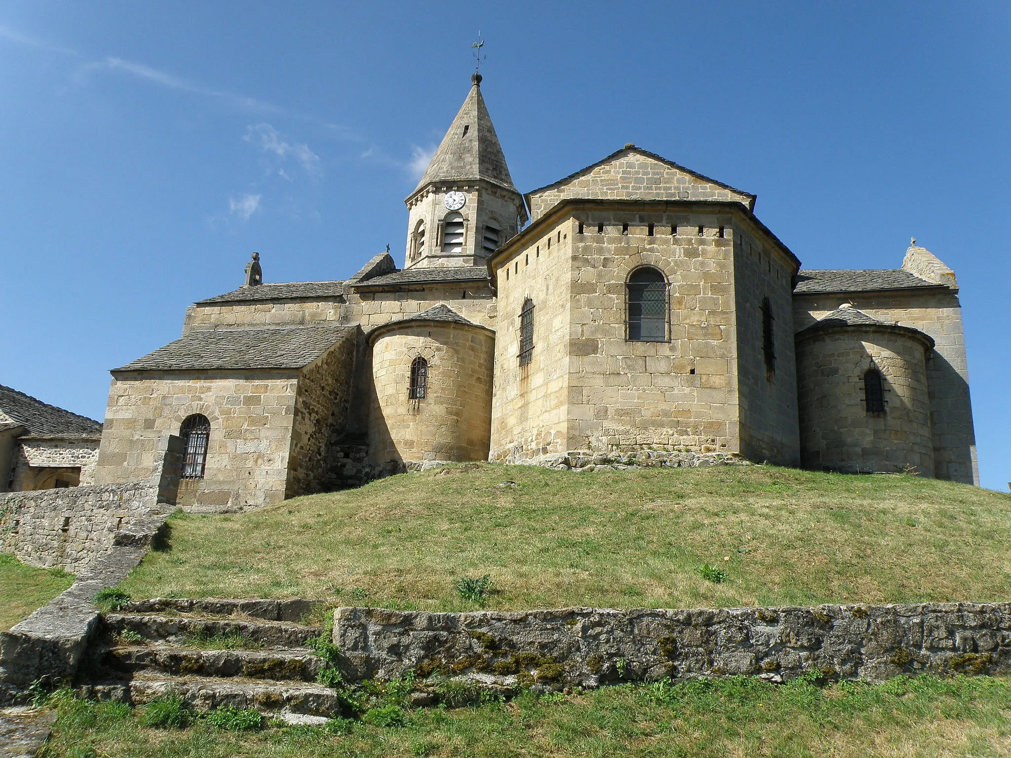 Photo showing: Saint-Julien-Chapteuil, comm. du dép. de la Haute-Loire, France (région Auvergne).
Église Saint-Julien, chevet.