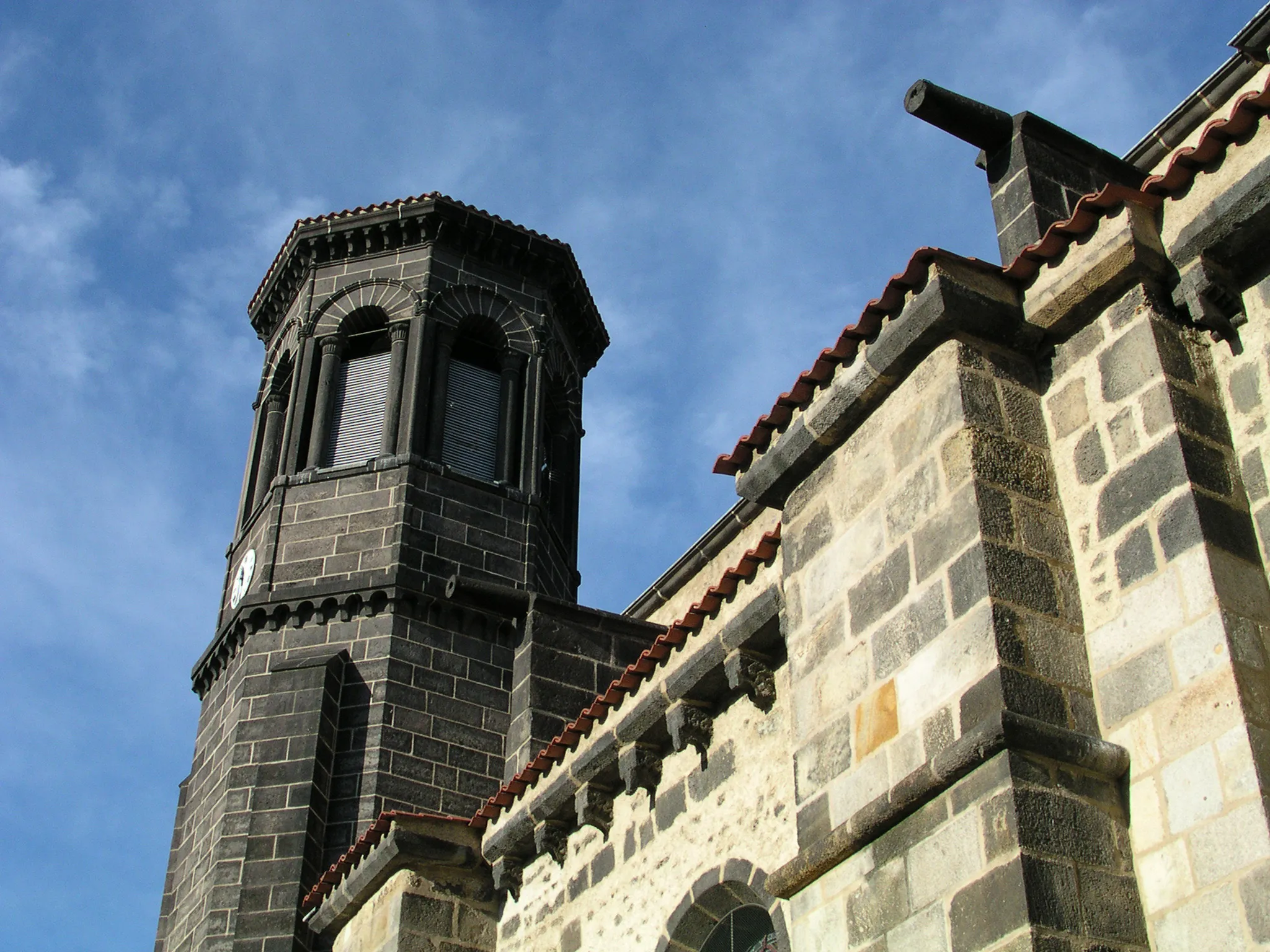 Photo showing: Notre-Dame church in Chamalières (Puy-de-Dôme, France). A part of the church was built by the Merovingians, the steeple was built in 1840.