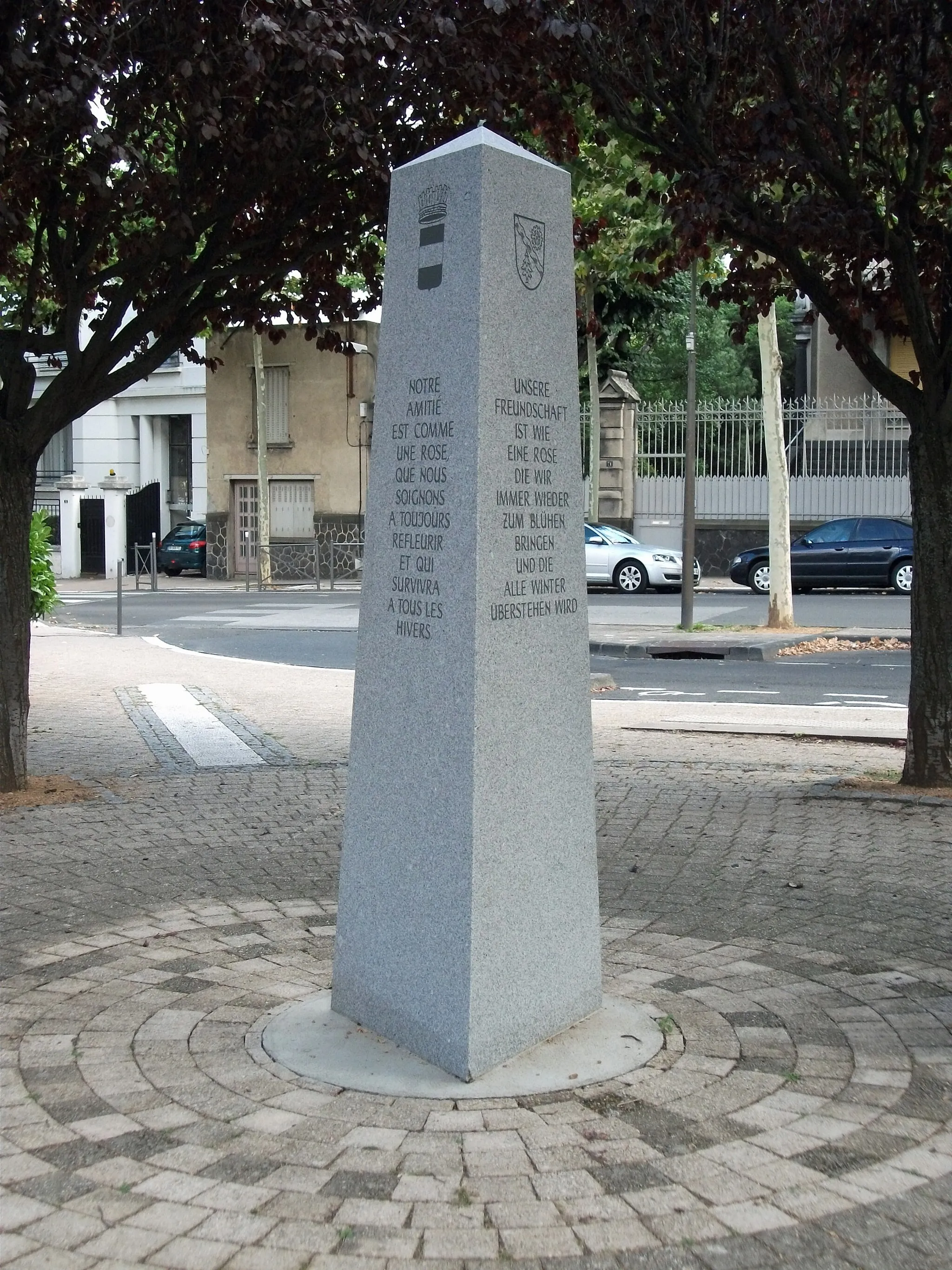 Photo showing: Stele of 30 years of twin cities Chamalières and Geretsried (1983–2013) French and German inscriptions [9109]