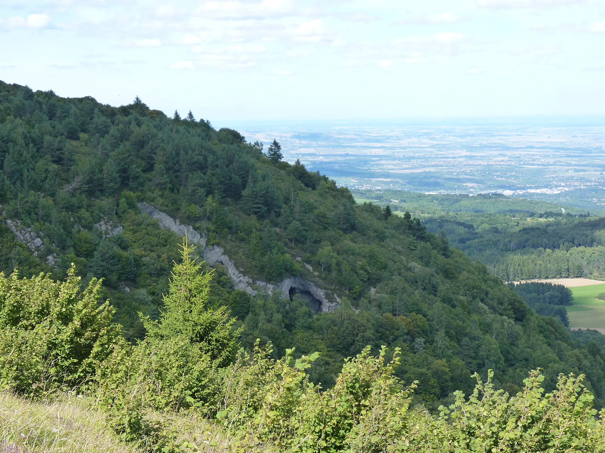 Photo showing: Une vue  du Grand Sarcoui (1 147m) avec sa grotte depuis le Puy des Goules (1 146m)