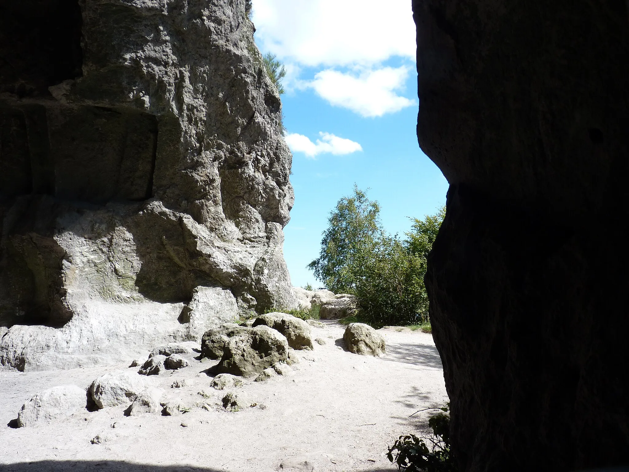 Photo showing: La Grotte du Sarcoui avant la montée au sommet du Grand Sarcoui (1 147m).