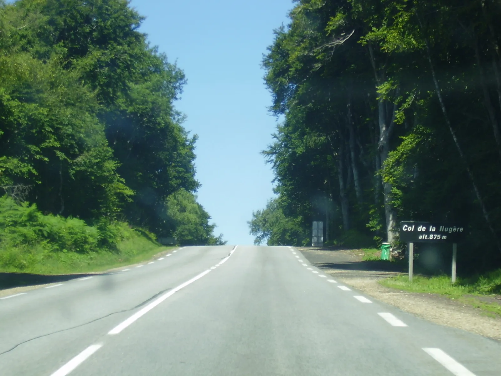 Photo showing: Franchissement du col de la Nugère sur la RD 943, en direction de Limoges - Guéret - Pontgibaud, à 875 mètres d'altitude.