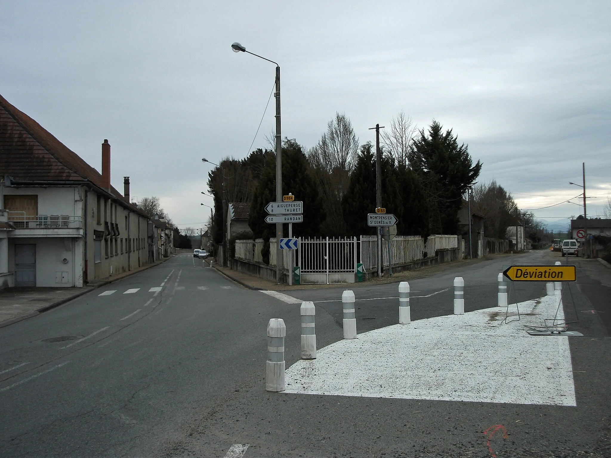 Photo showing: Departmental road 984 towards Aigueperse, Thuret, Randan, and D 51 towards Montpensier and Saint-Genès-du-Retz, in Effiat, Puy-de-Dôme [10127]