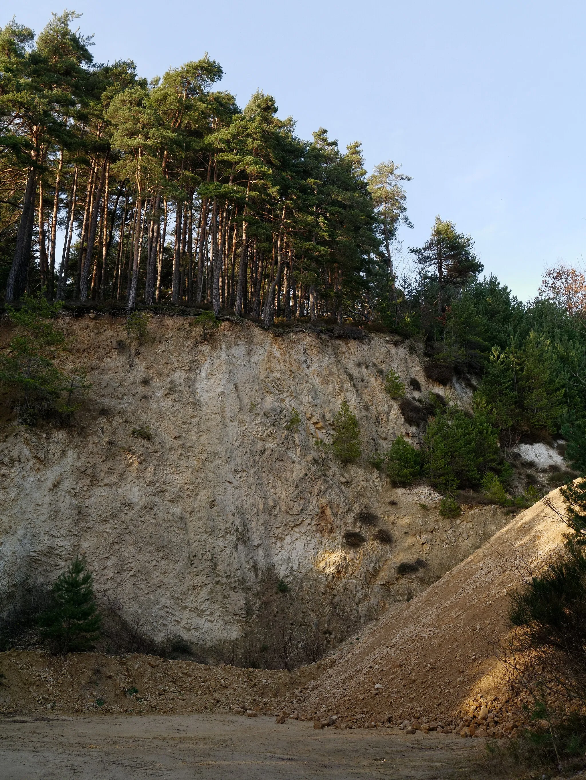 Photo showing: Quarry of decomposed granite locally known as gore in Paslières, Auvergne, France.