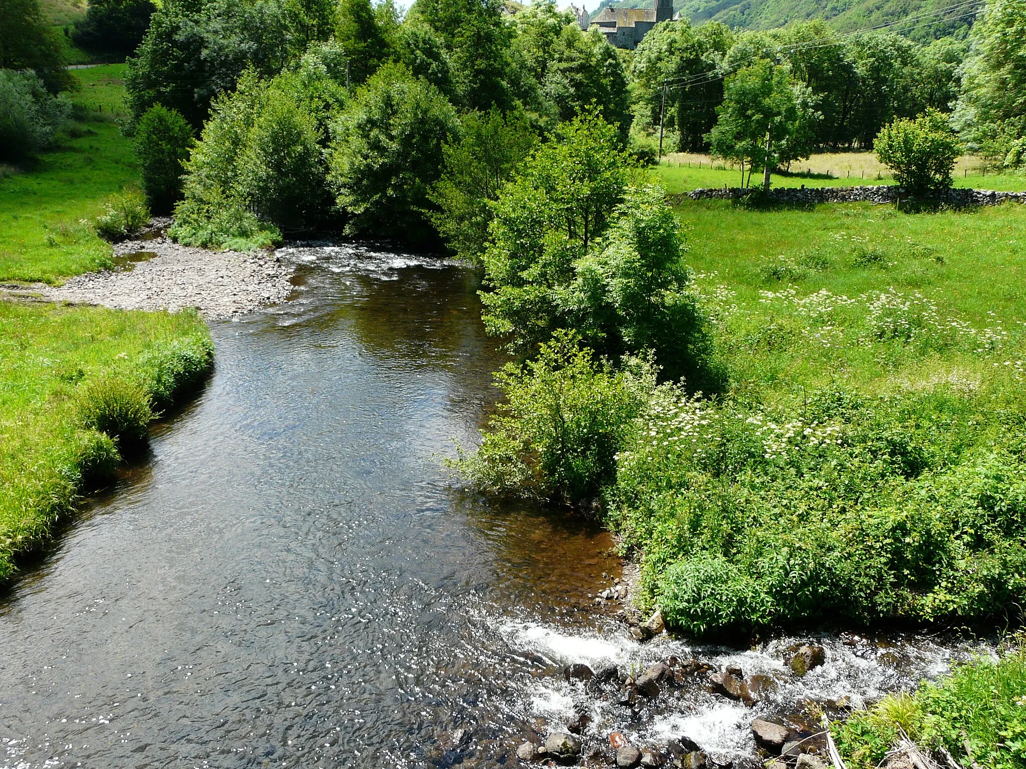 Photo showing: Le Brezons en aval du pont de la route départementale 57, commune de Brezons, Cantal, France. Sur la droite, confluence du ruisseau de Montréal.