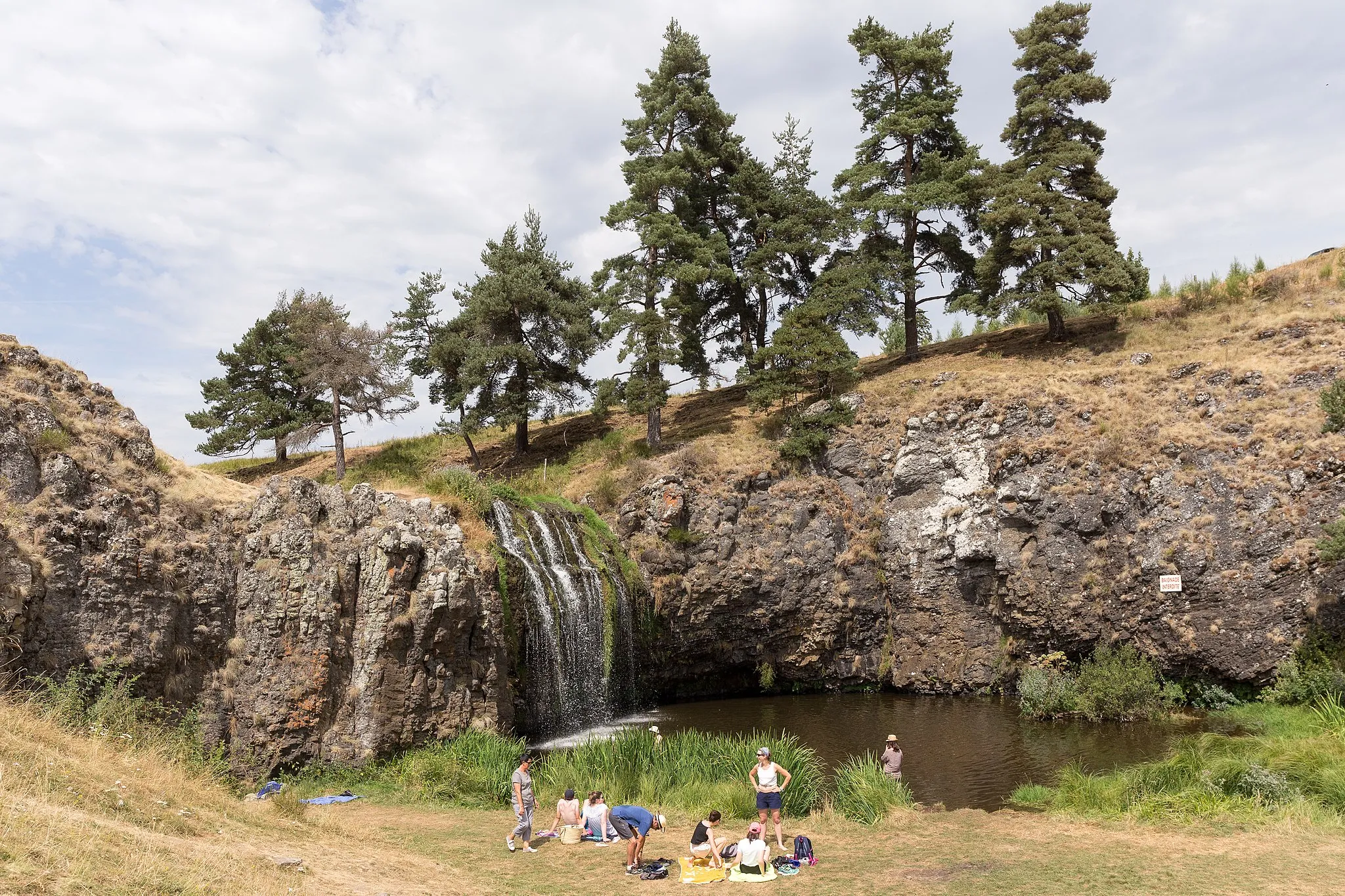 Photo showing: Veyrines waterfall in Allanche and Landeyrat.