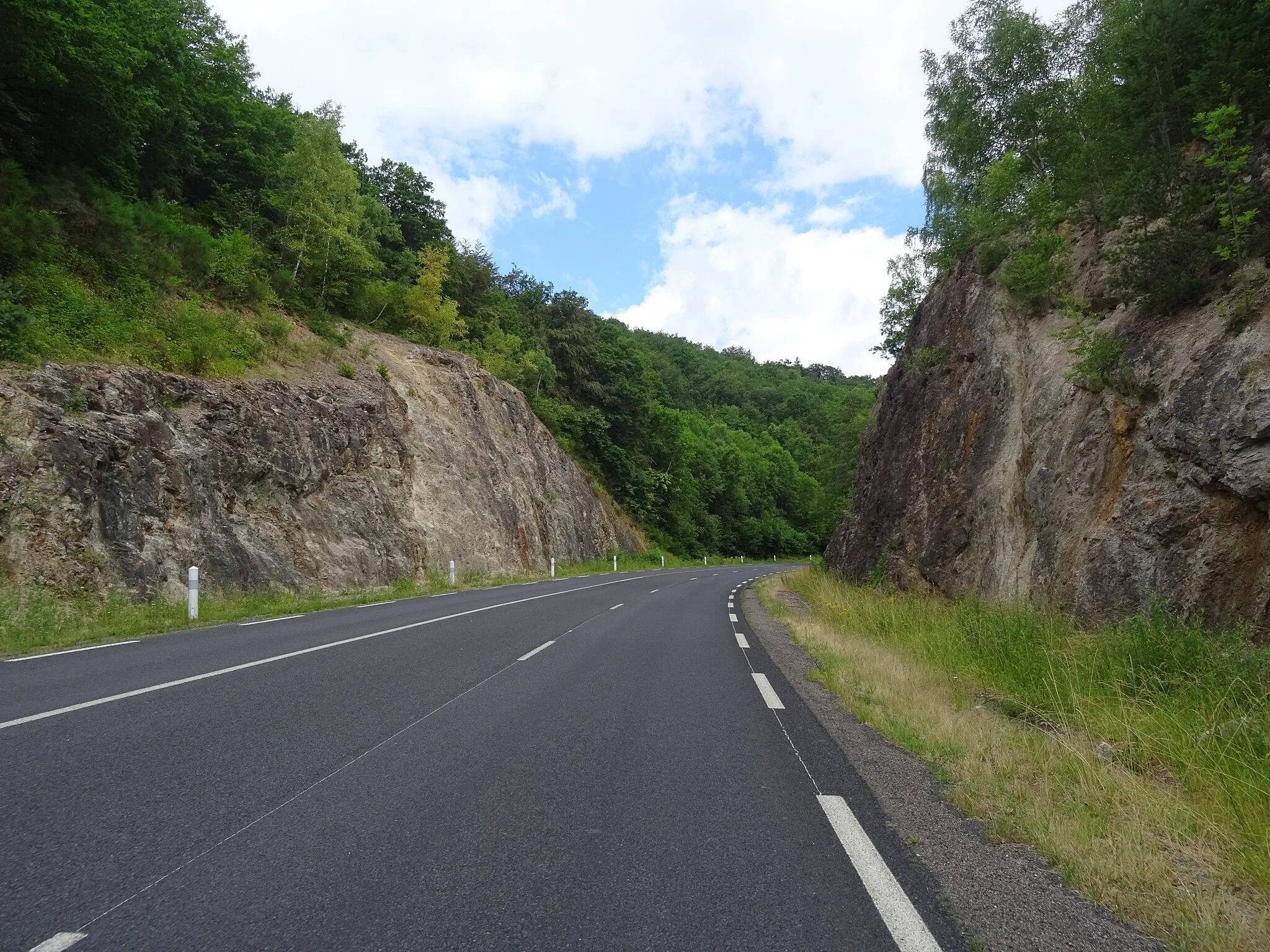 Photo showing: La route D922 entre 2 falaises, Jaleyrac, Cantal.