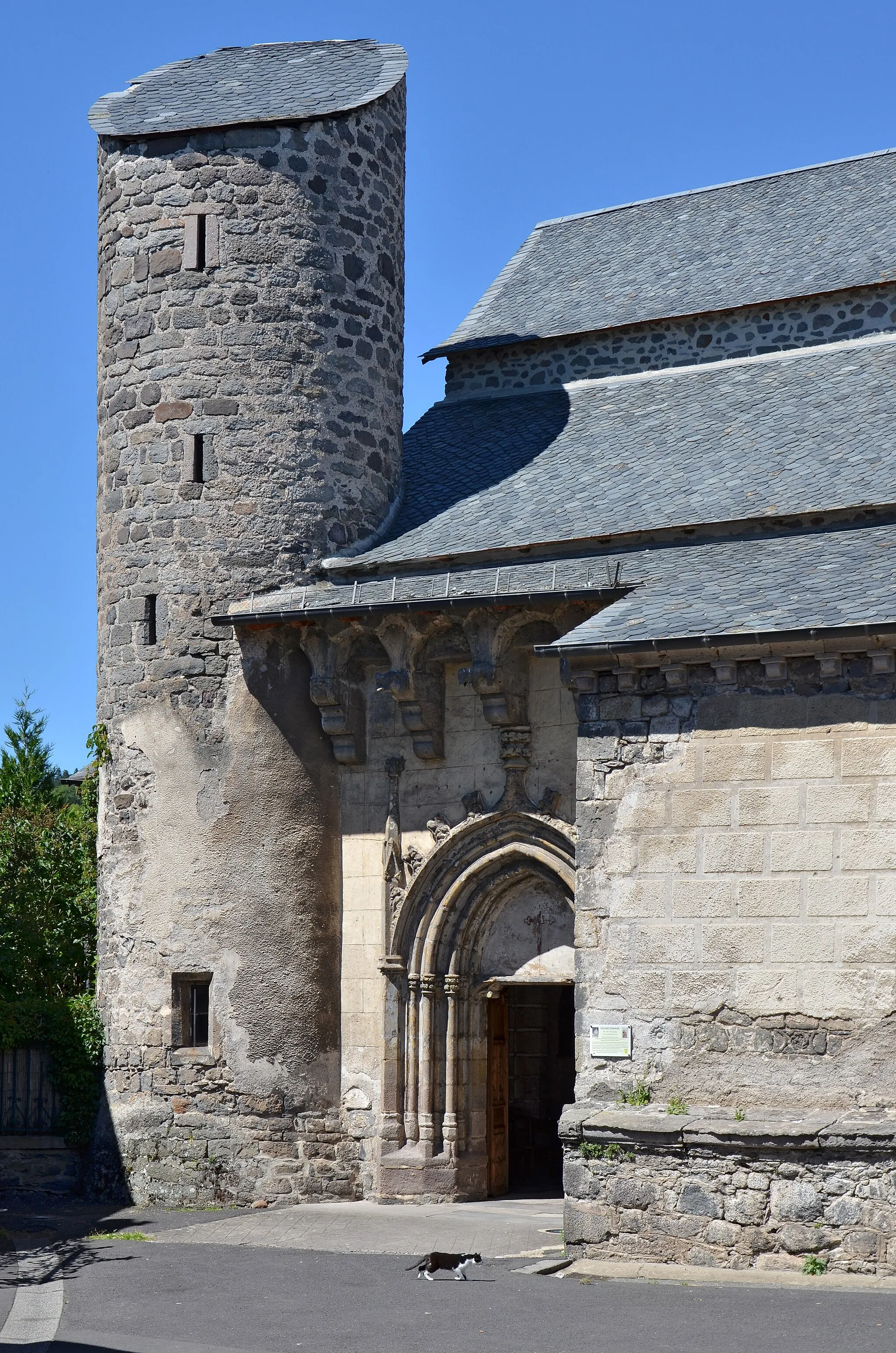 Photo showing: Eglise St Jean Baptiste a Allanche, Cantal, France