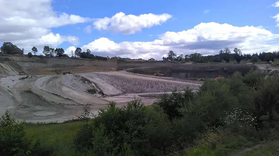 Photo showing: Carrière de diatomite exploitée par la société Chemviron, site de Foufouilloux, commune de Virargues, Cantal.