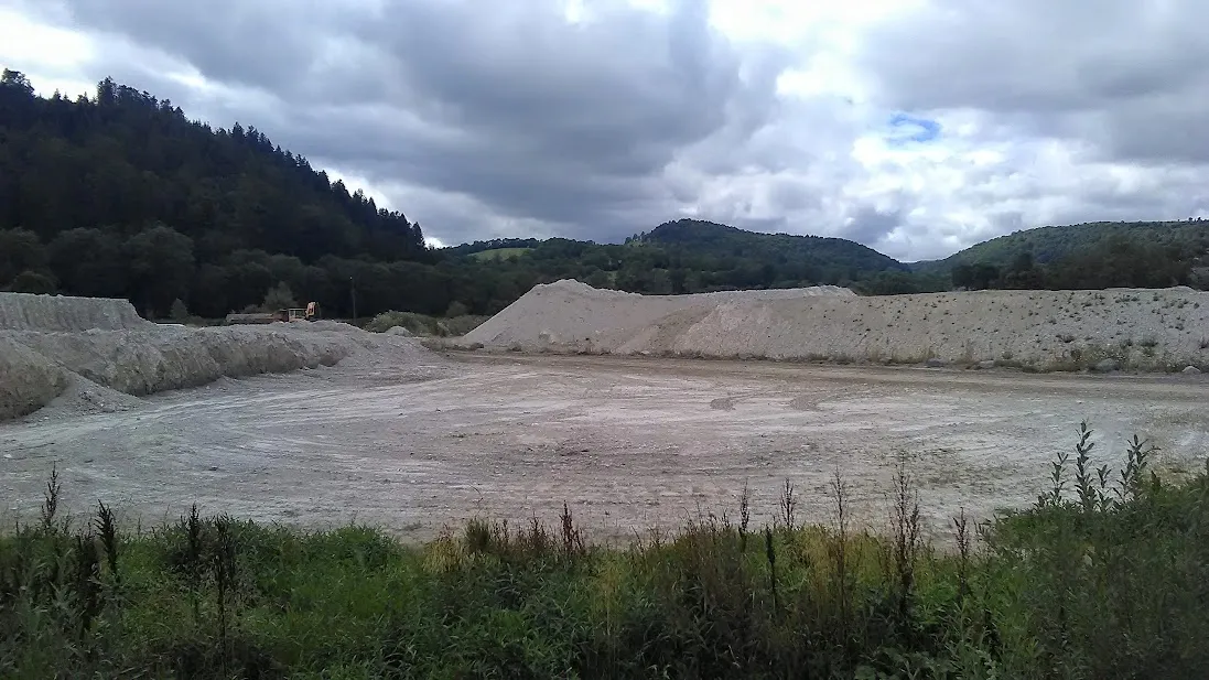 Photo showing: Minerai de diatomite en attente de traitement en usine.