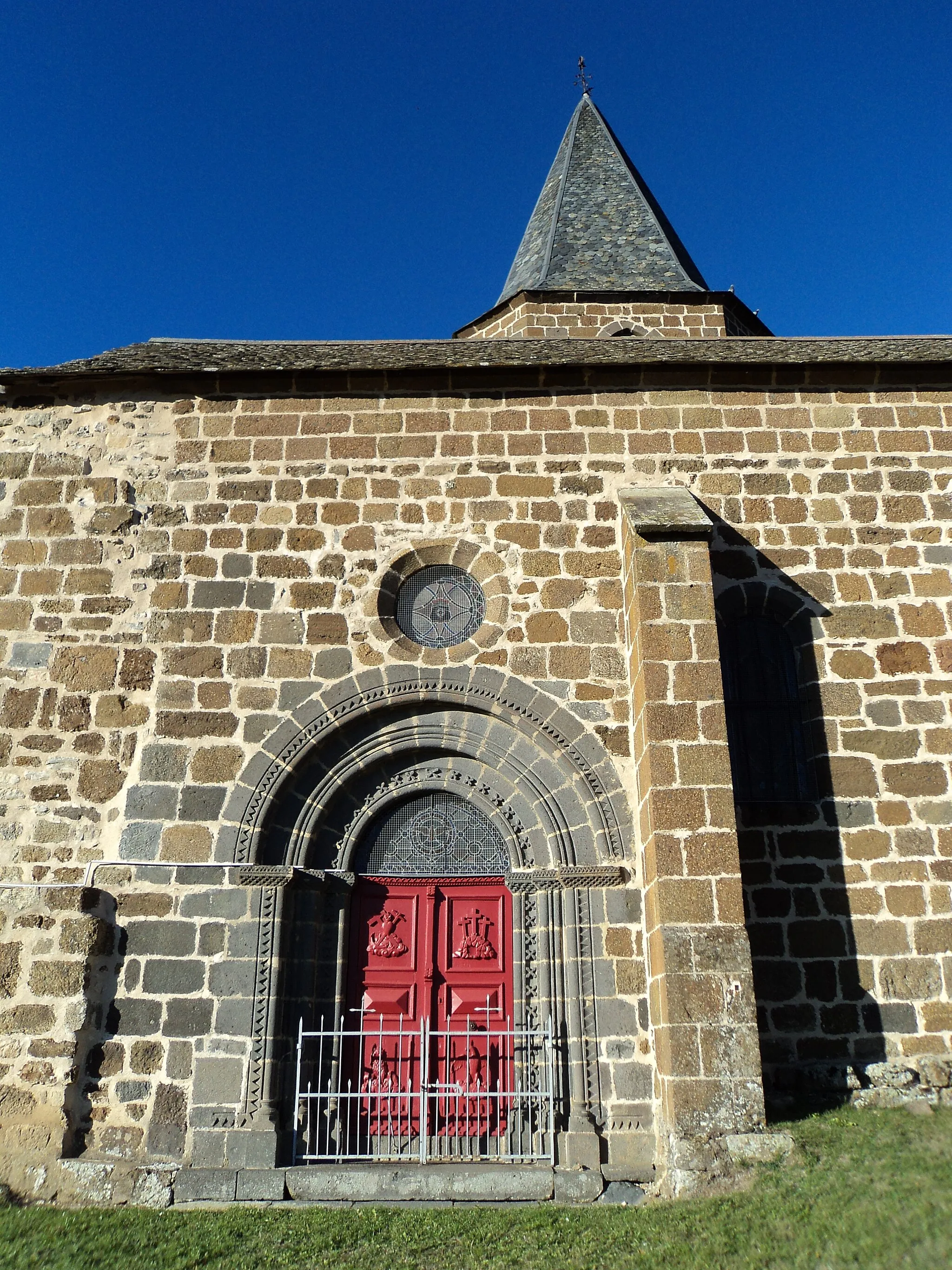 Photo showing: This building is inscrit au titre des monuments historiques de la France. It is indexed in the base Mérimée, a database of architectural heritage maintained by the French Ministry of Culture, under the reference PA15000003 .