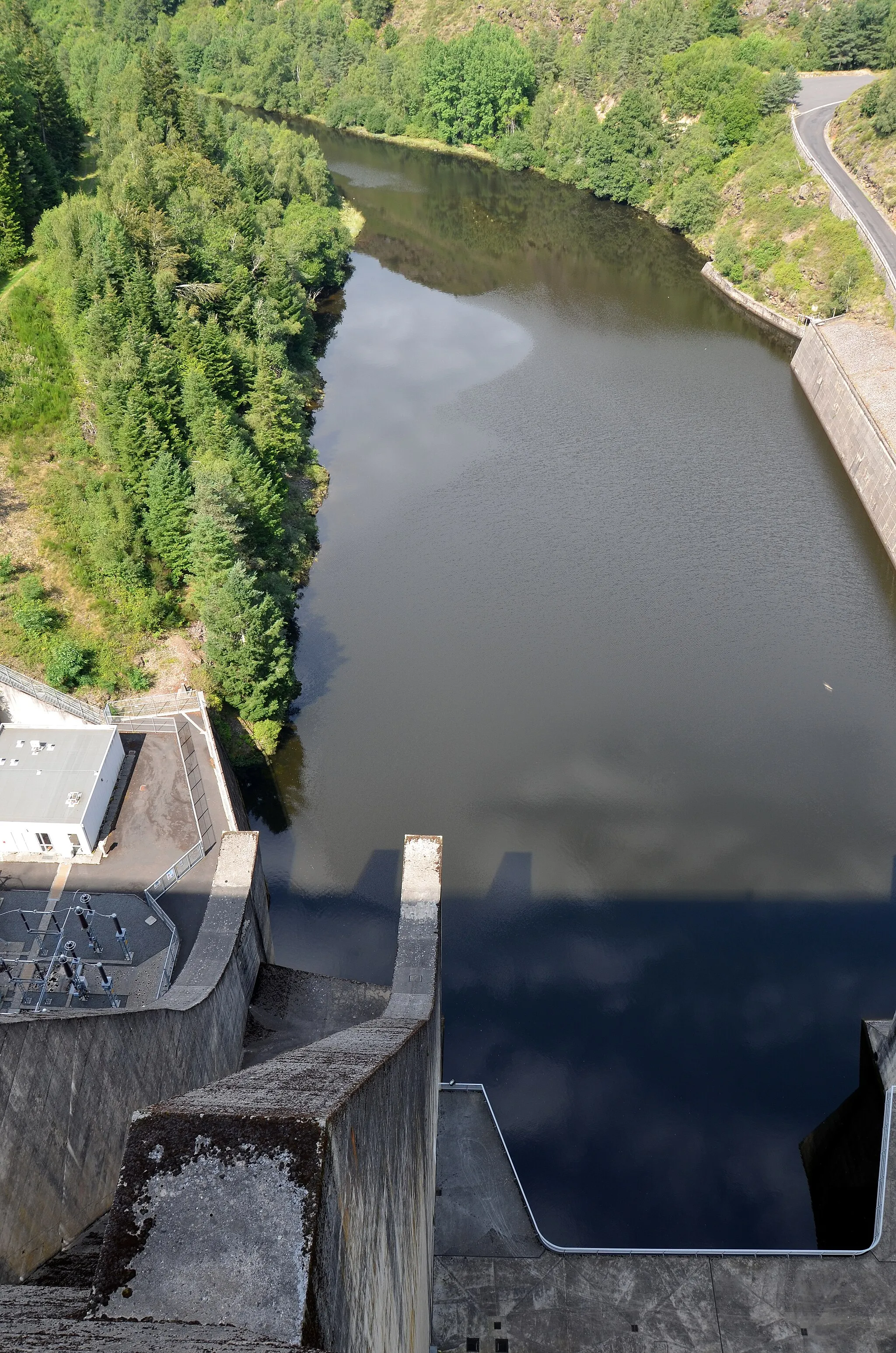 Photo showing: Evacuateur de crue du barrage de Grandval sur la Truyère, Cantal, France