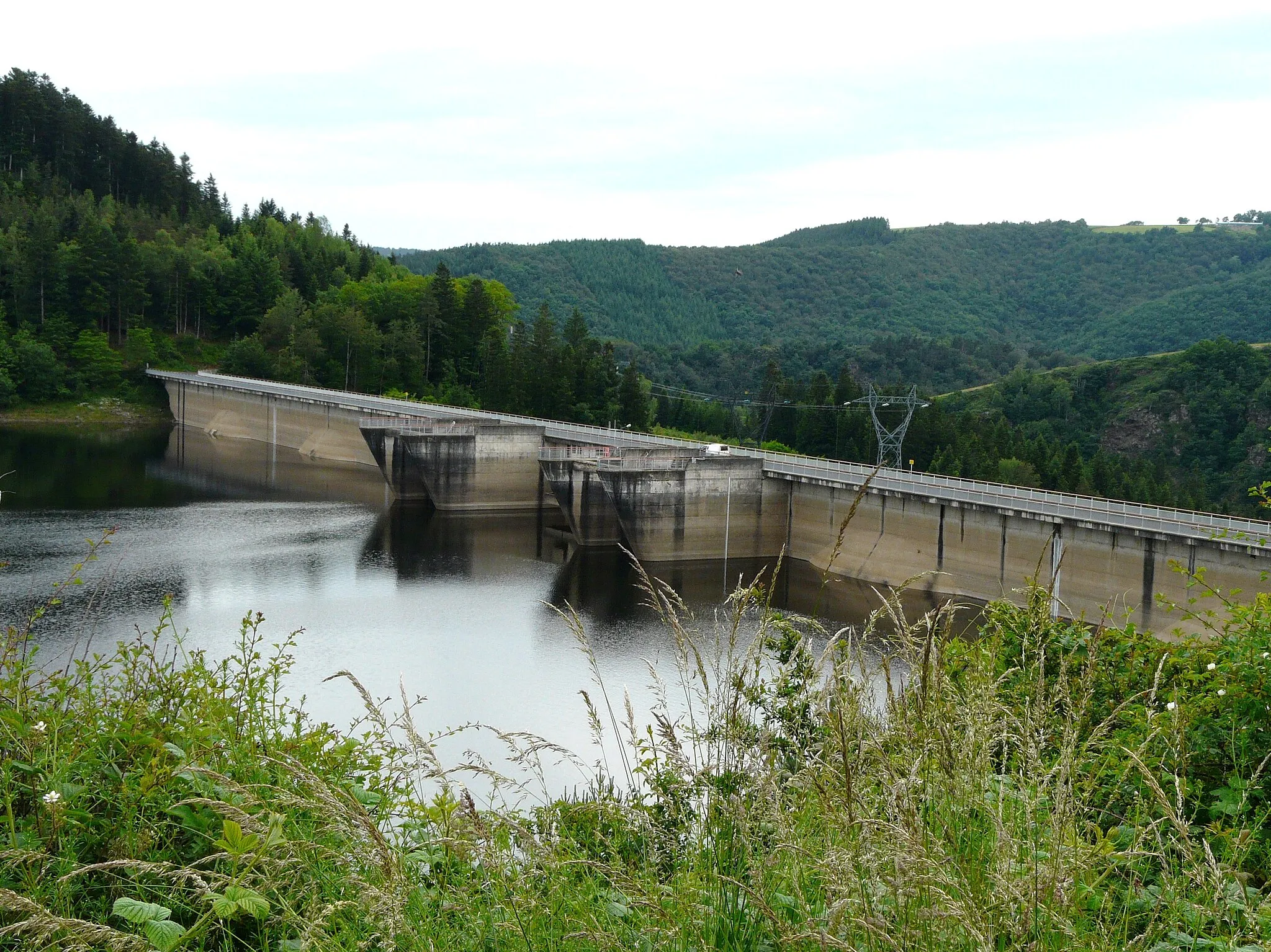 Photo showing: Le barrage de Grandval vu depuis l'amont, Cantal, France.