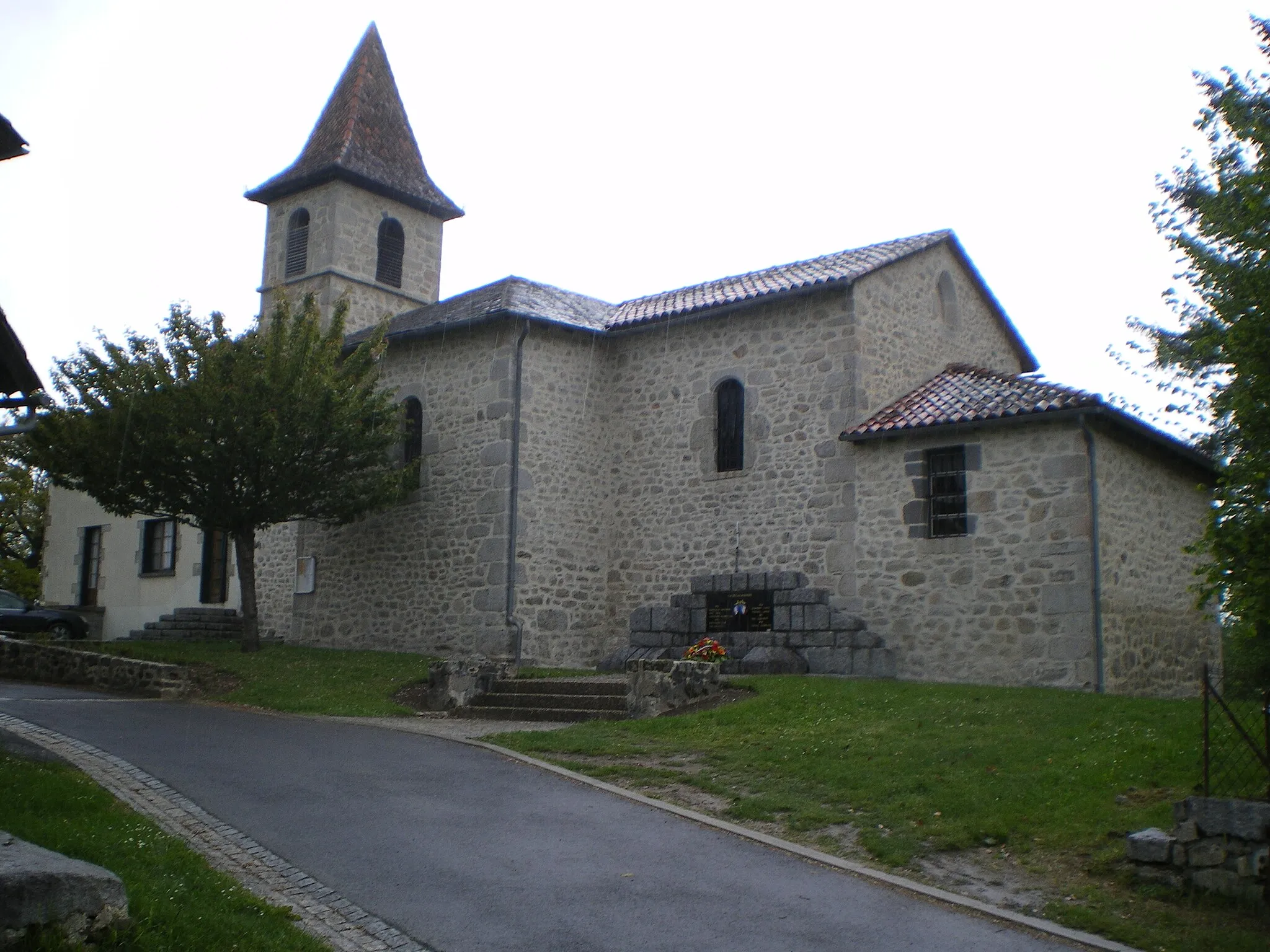 Photo showing: La Ségalassière church, Cantal, France