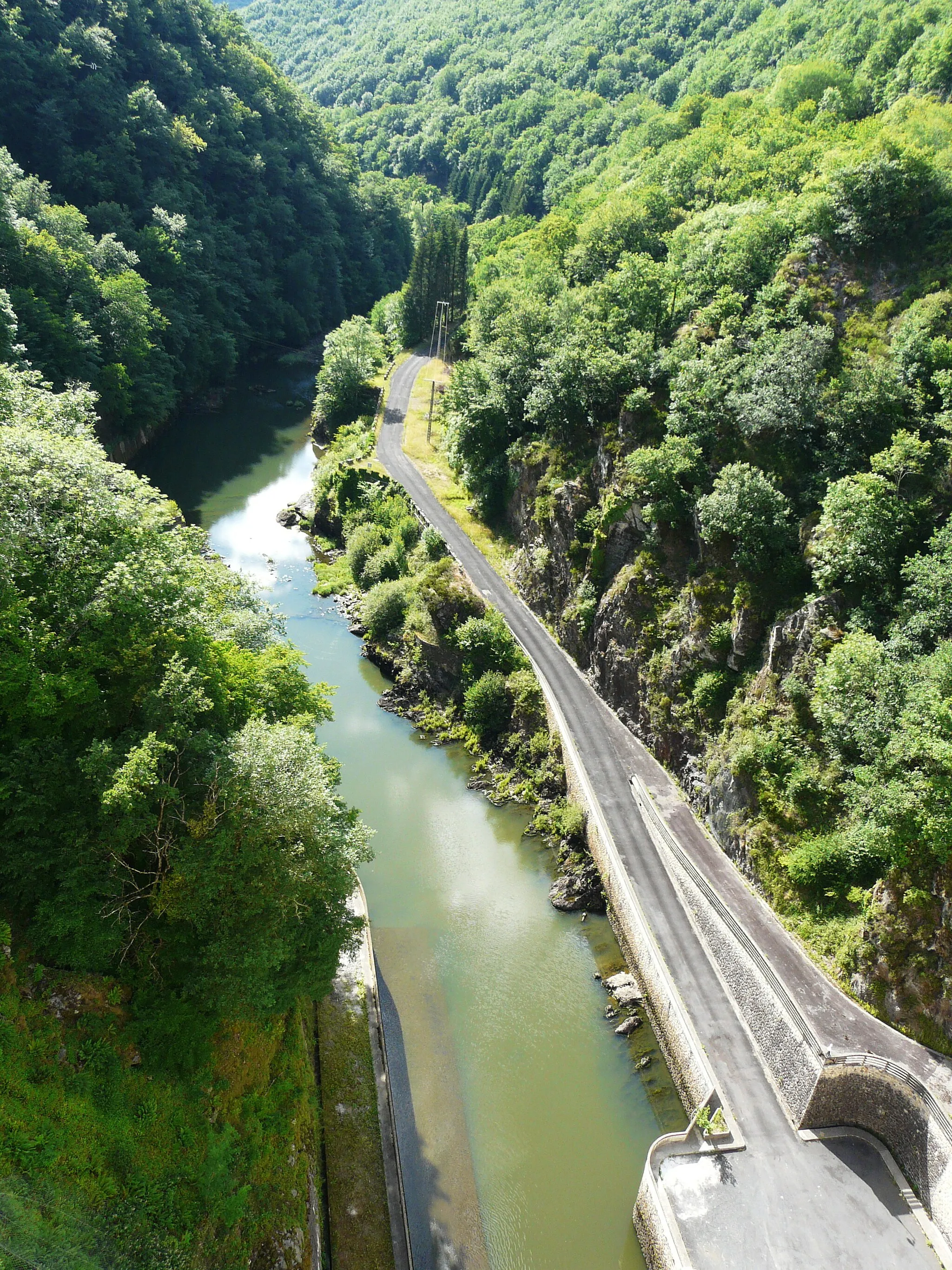 Photo showing: La Maronne en aval du barrage d'Enchanet, entre les communes d'Arnac (à gauche) et de Pleaux (à droite), Cantal, France.