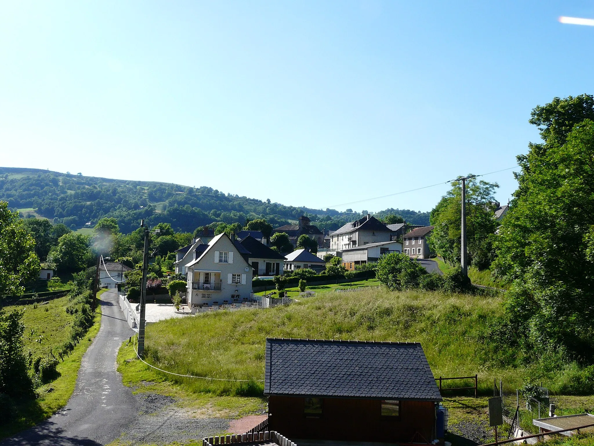 Photo showing: Le bourg de Jou-sous-Monjou, Cantal, France.