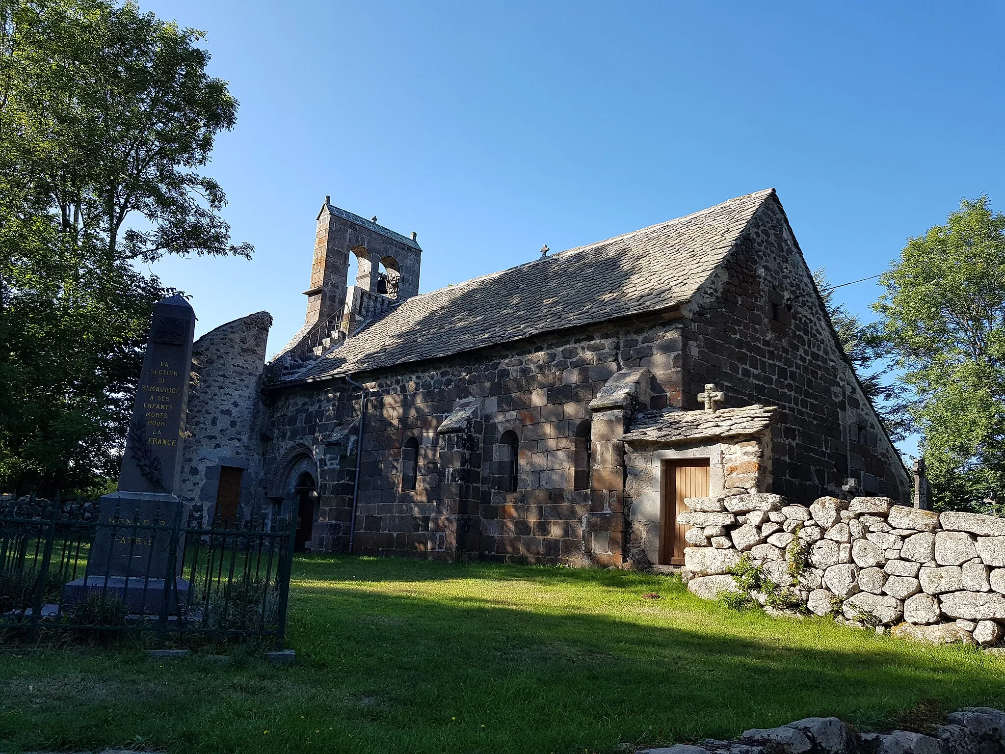 Photo showing: Église et monument aux morts de Saint-Maurice (Valuéjols)