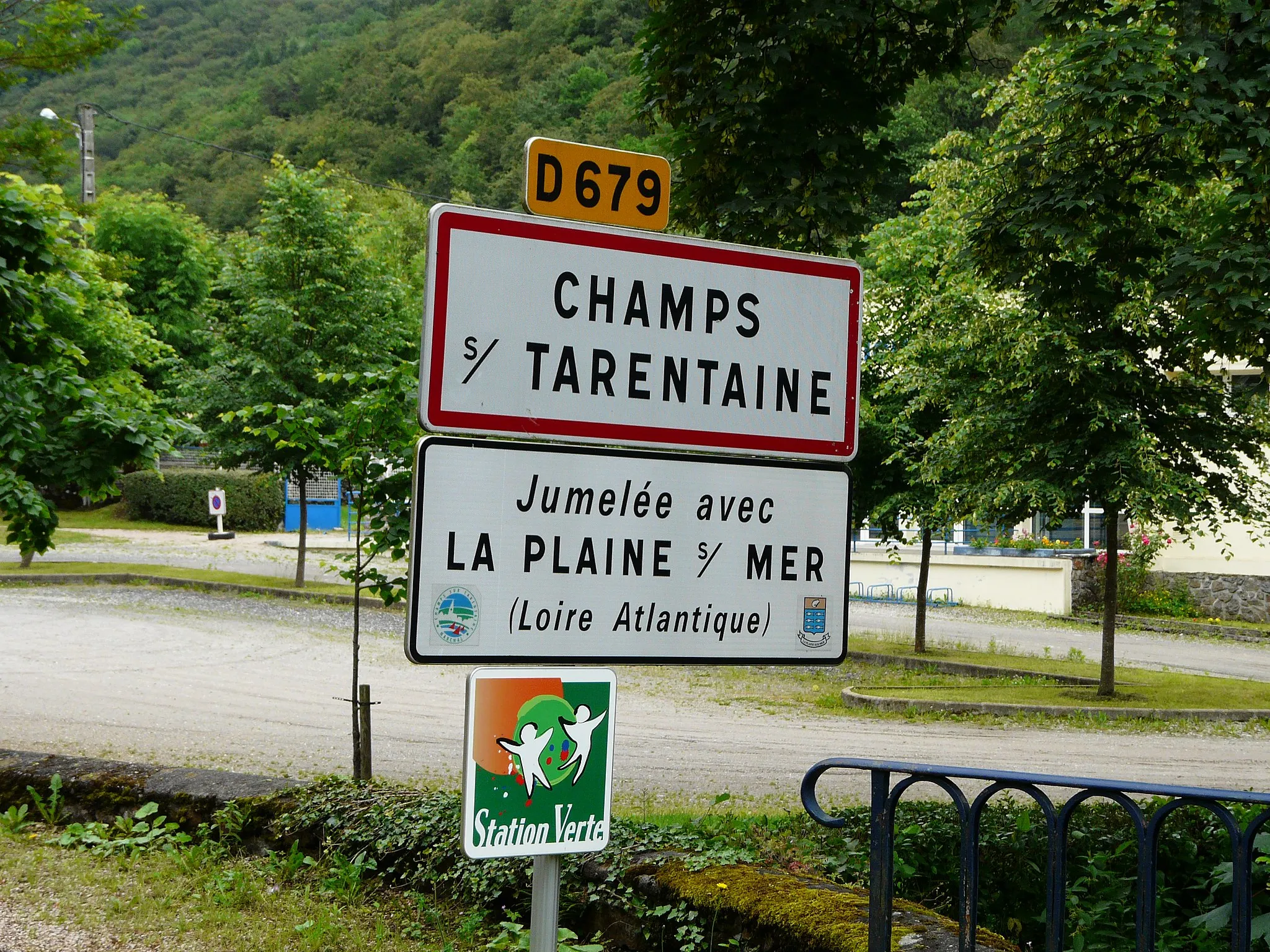 Photo showing: Panneau de jumelage de Champs-sur-Tarentaine-Marchal, Cantal, France.