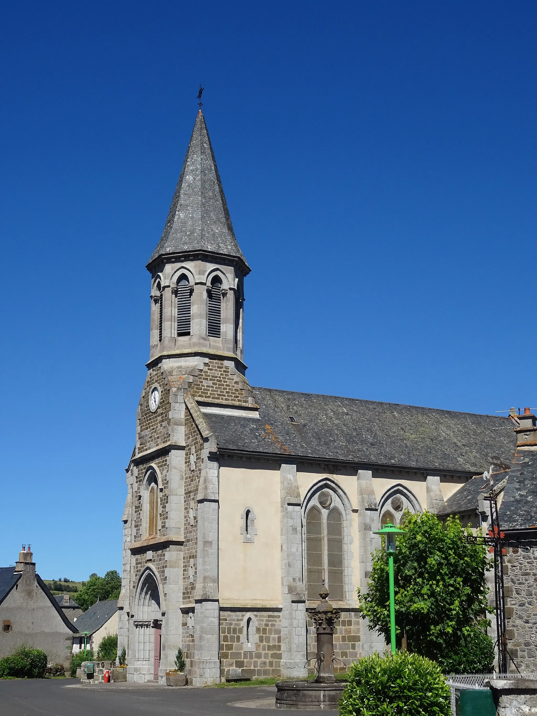 Photo showing: Église Saint-Martial, Ségur-les-Villas, Cantal.