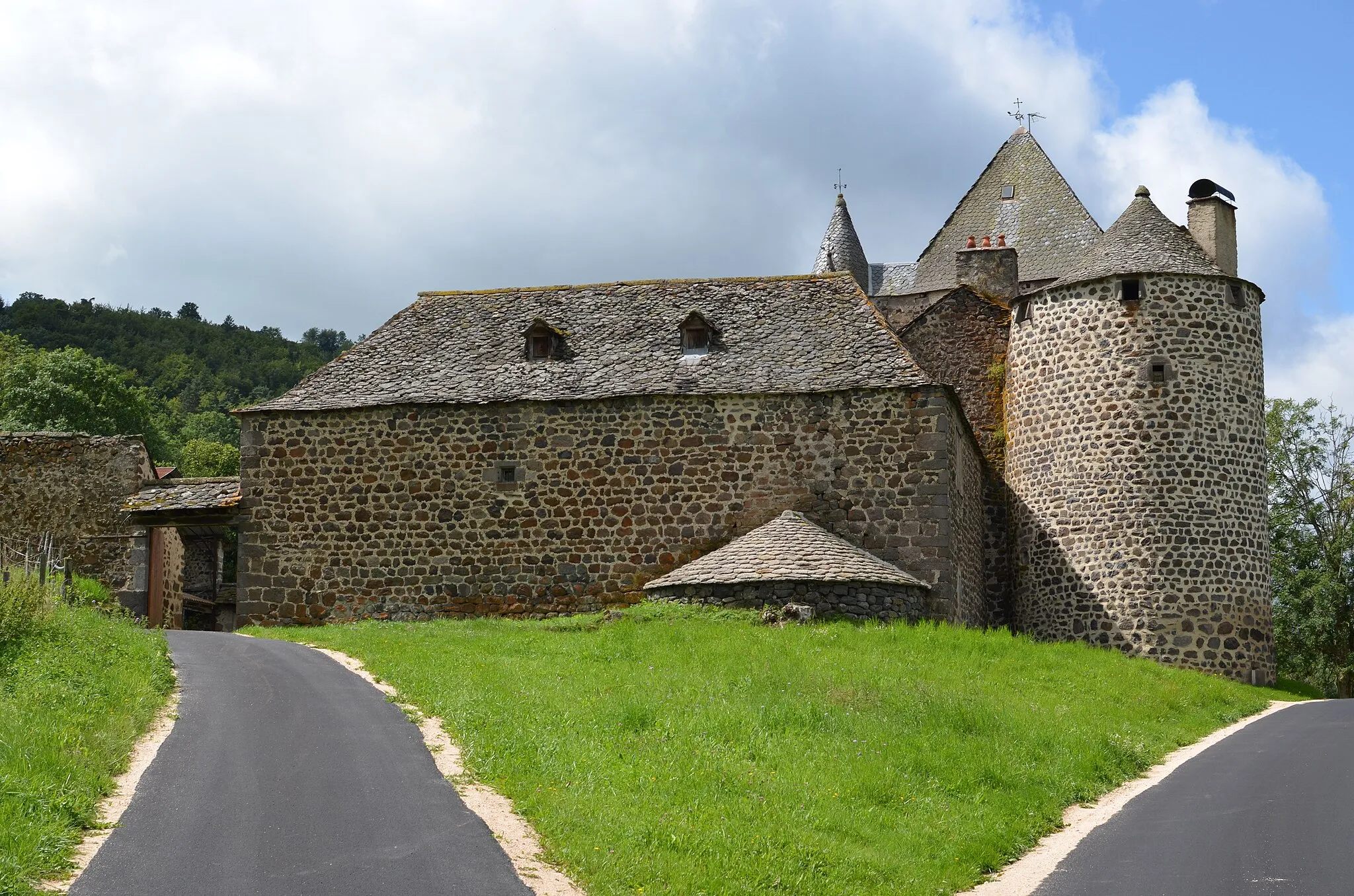 Photo showing: This building is indexed in the base Mérimée, a database of architectural heritage maintained by the French Ministry of Culture, under the reference PA00093744 .