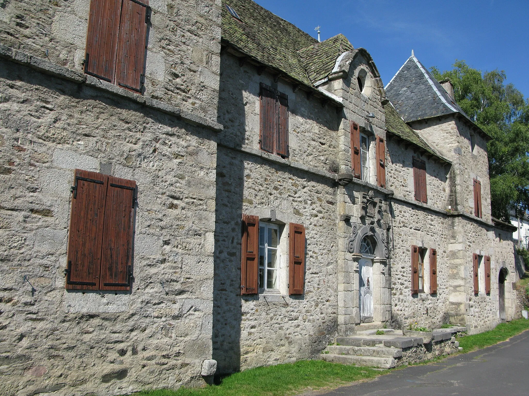 Photo showing: Vue en perspective de la Maison Roudil située dans la rue principale de Chaliers dans le Cantal.
