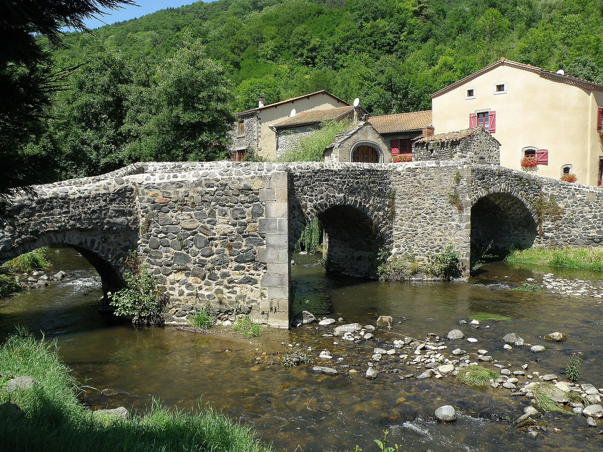 Photo showing: Saurier, comm. du Puy-de-Dôme (Auvergne, France). Pont médiéval (XVe siècle) sur la Couze de Pavin.