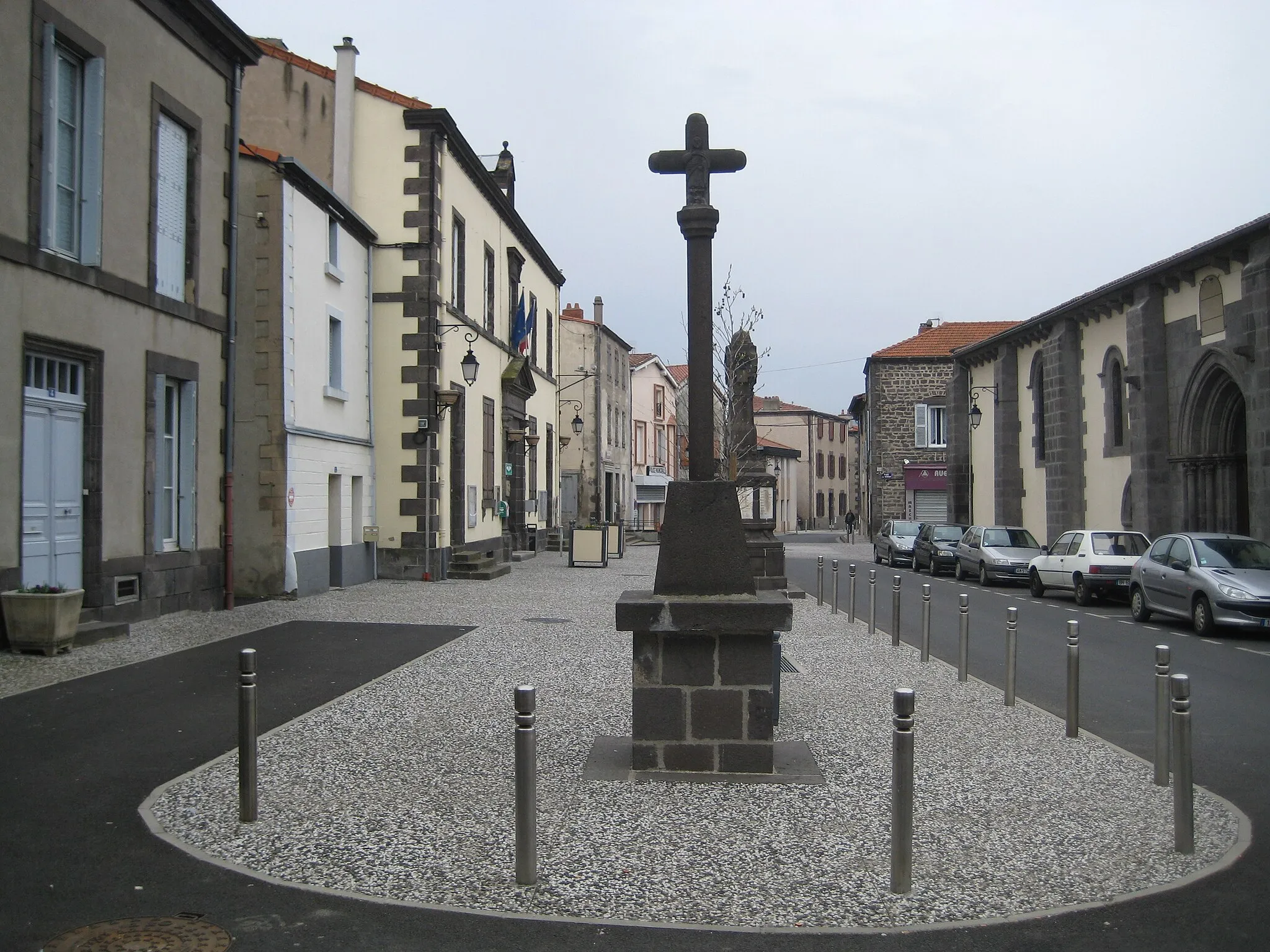 Photo showing: square near the church and town hall of Gerzat