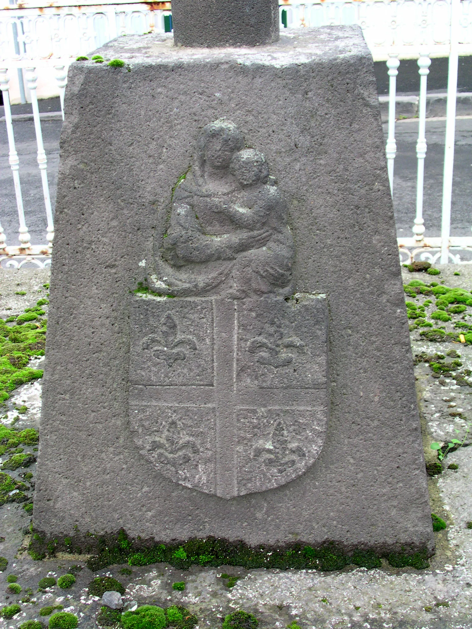 Photo showing: Socle of the Pibout cross in Gerzat, Puy-de-Dôme, France).