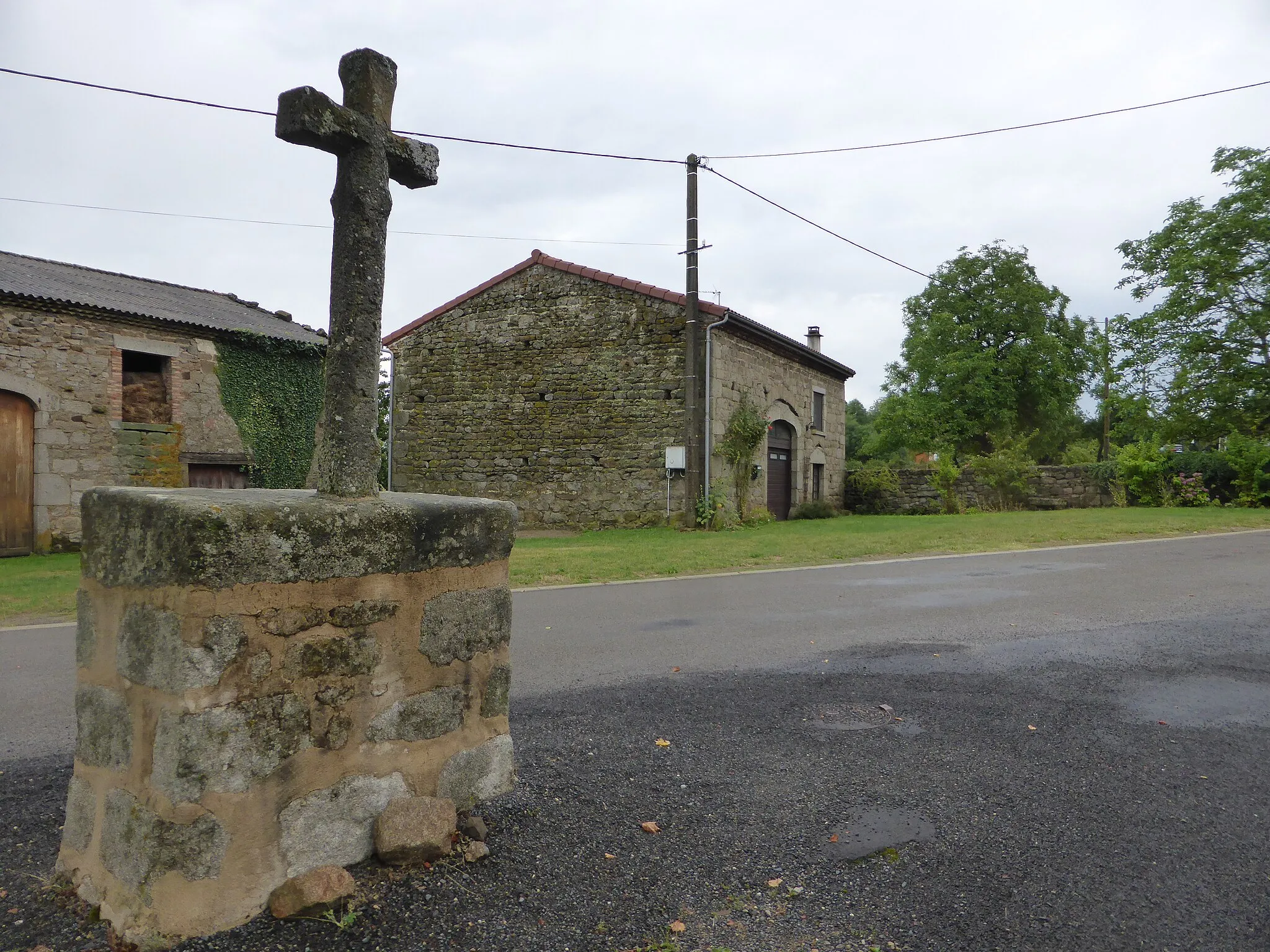 Photo showing: Calvaire sur la place de la mairie de Fayet-le-Château, dans le Puy-de-Dôme.