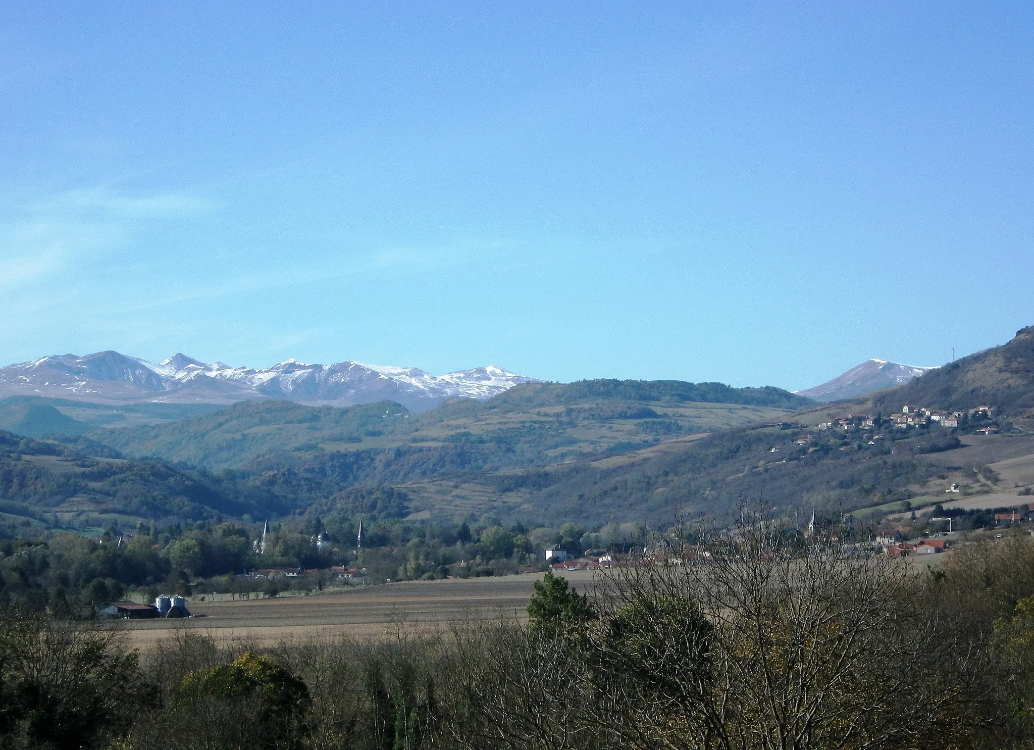 Photo showing: Le village de Lavelle (commune de saint-Vincent, à droite, sur le flanc du Puy de Lavelle) surplombe Saint-Cirgues-sur-Couze (à gauche, avec les toits de son château) et Chidrac (à droite) - le Massif du Sancy, au fond, saupoudré des premières neiges d'octobre 2012.