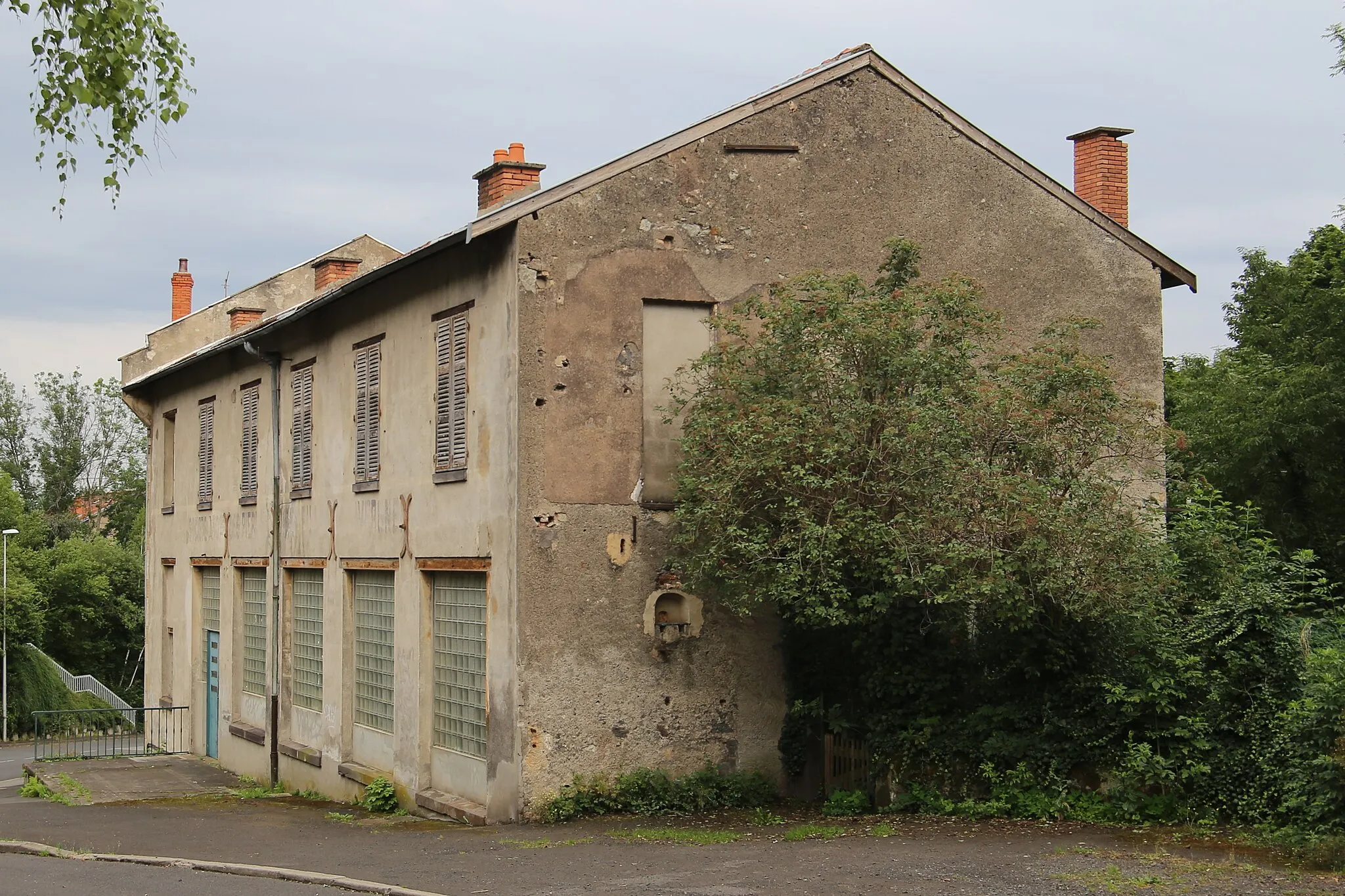 Photo showing: This building is indexed in the base Mérimée, a database of architectural heritage maintained by the French Ministry of Culture, under the reference PA63000116 .