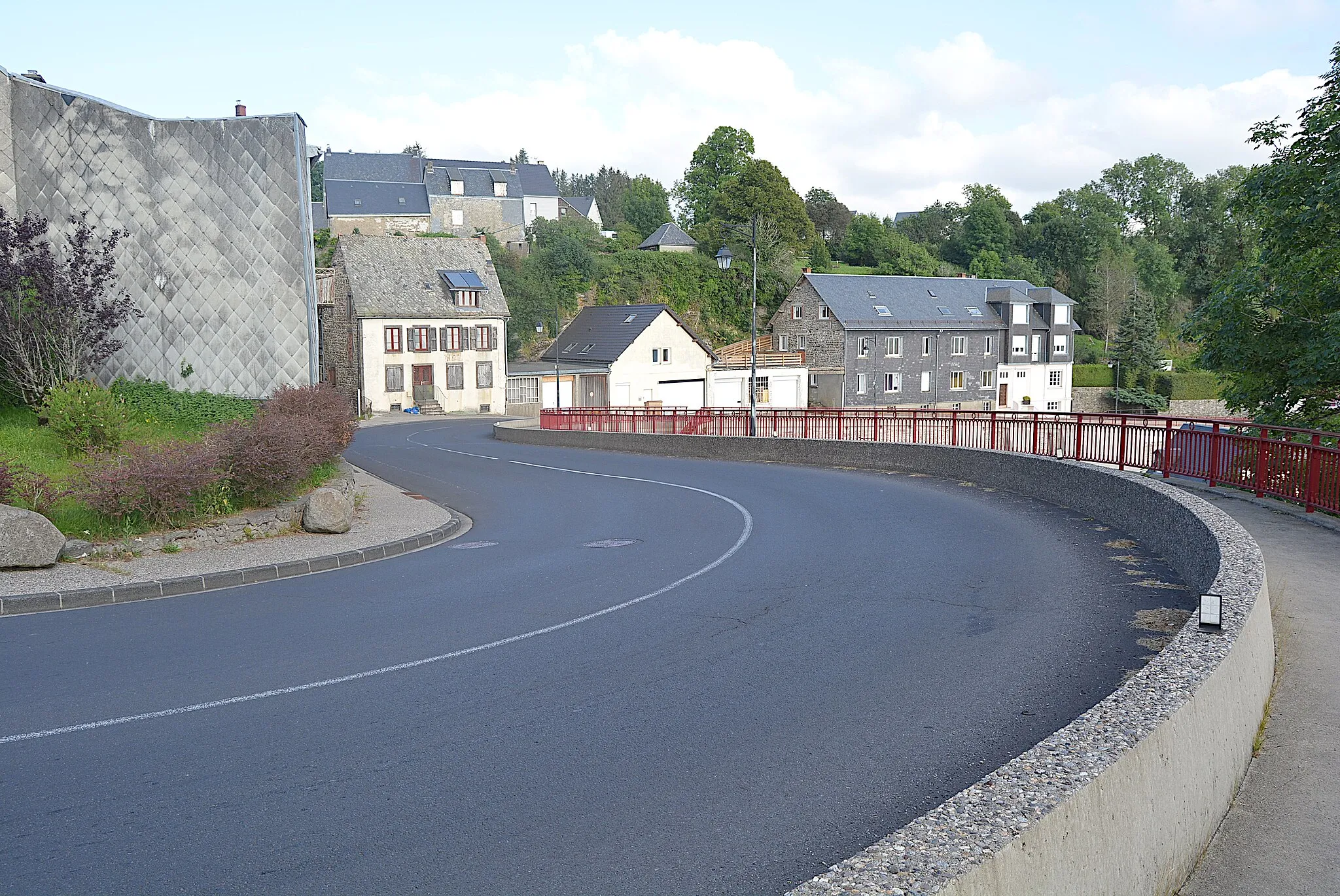 Photo showing: Route départementale 922, virage dans le sens de la descente (en direction de Bort-les-Orgues, La Bourboule, Mont-Dore) à Laqueuille, Puy-de-Dôme, Auvergne-Rhône-Alpes, France.