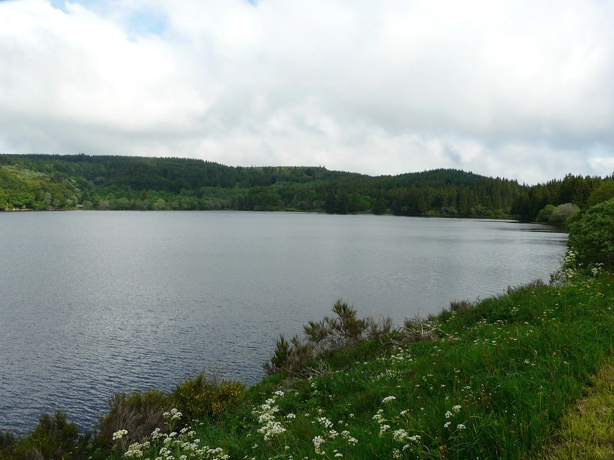 Photo showing: La partie nord du lac de Guéry, partagée entre les communes de Perpezat (collines au fond) et d'Orcival (rive sur la droite) Puy-de-Dôme, France.