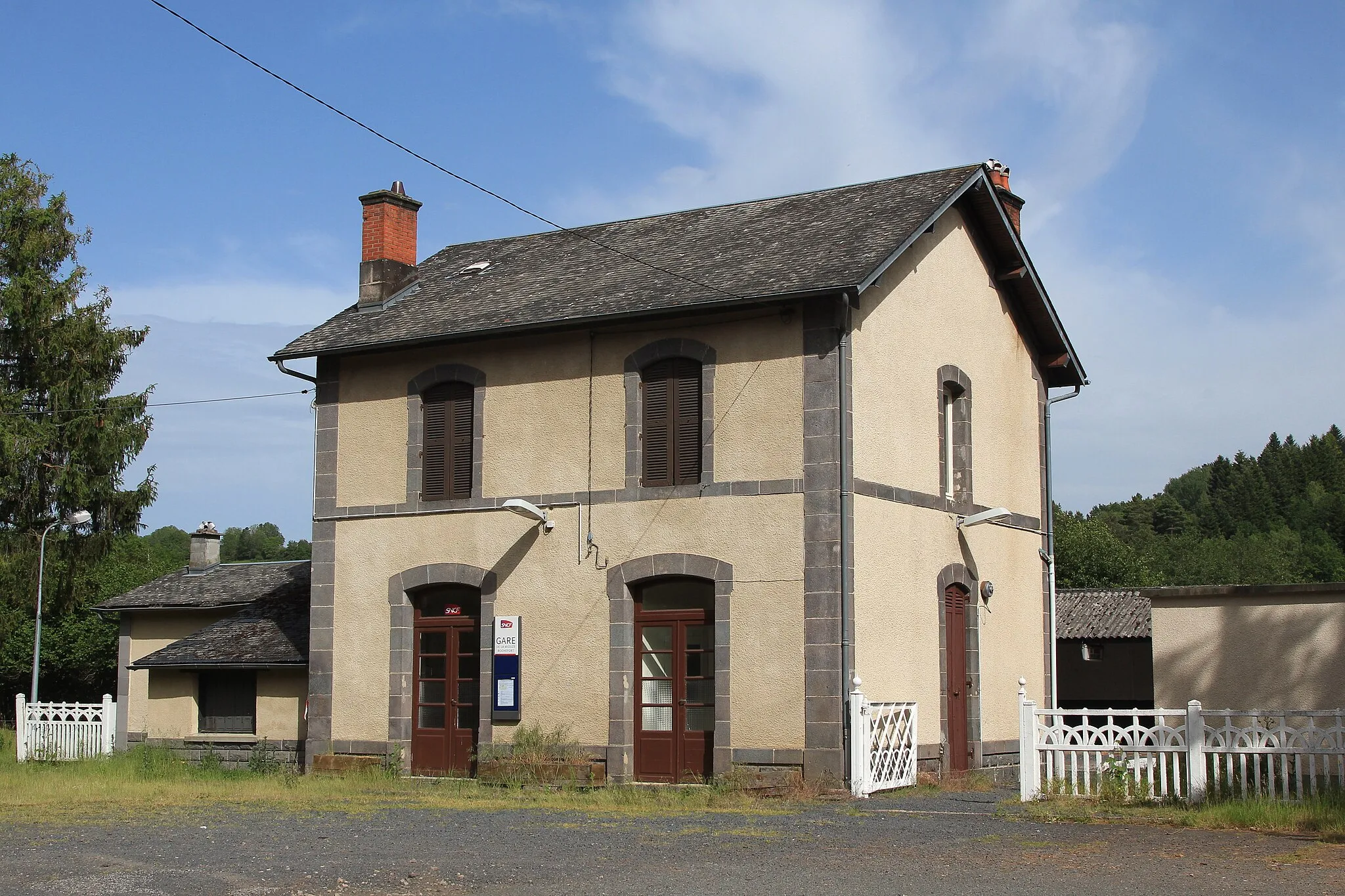 Photo showing: Le bâtiment voyageurs de la gare de La Miouze-Rochefort.