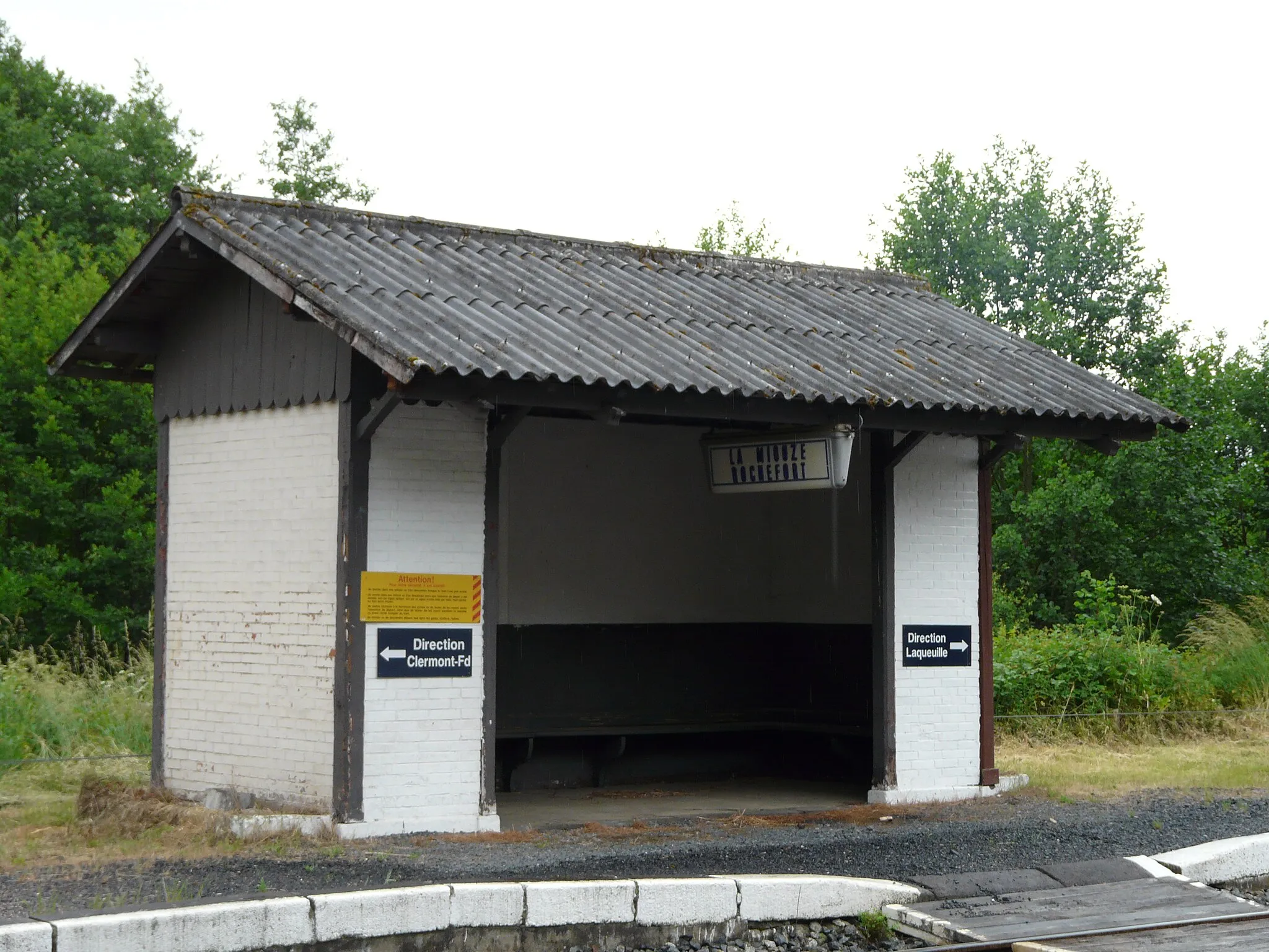 Photo showing: Abri voyageurs en gare de La Miouze-Rochefort, Puy-de-Dôme, France.