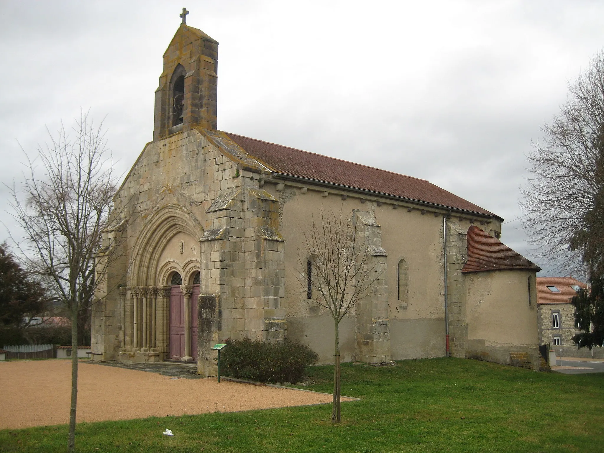 Photo showing: Église Notre Dame de Saint-Denis-Combarnazat