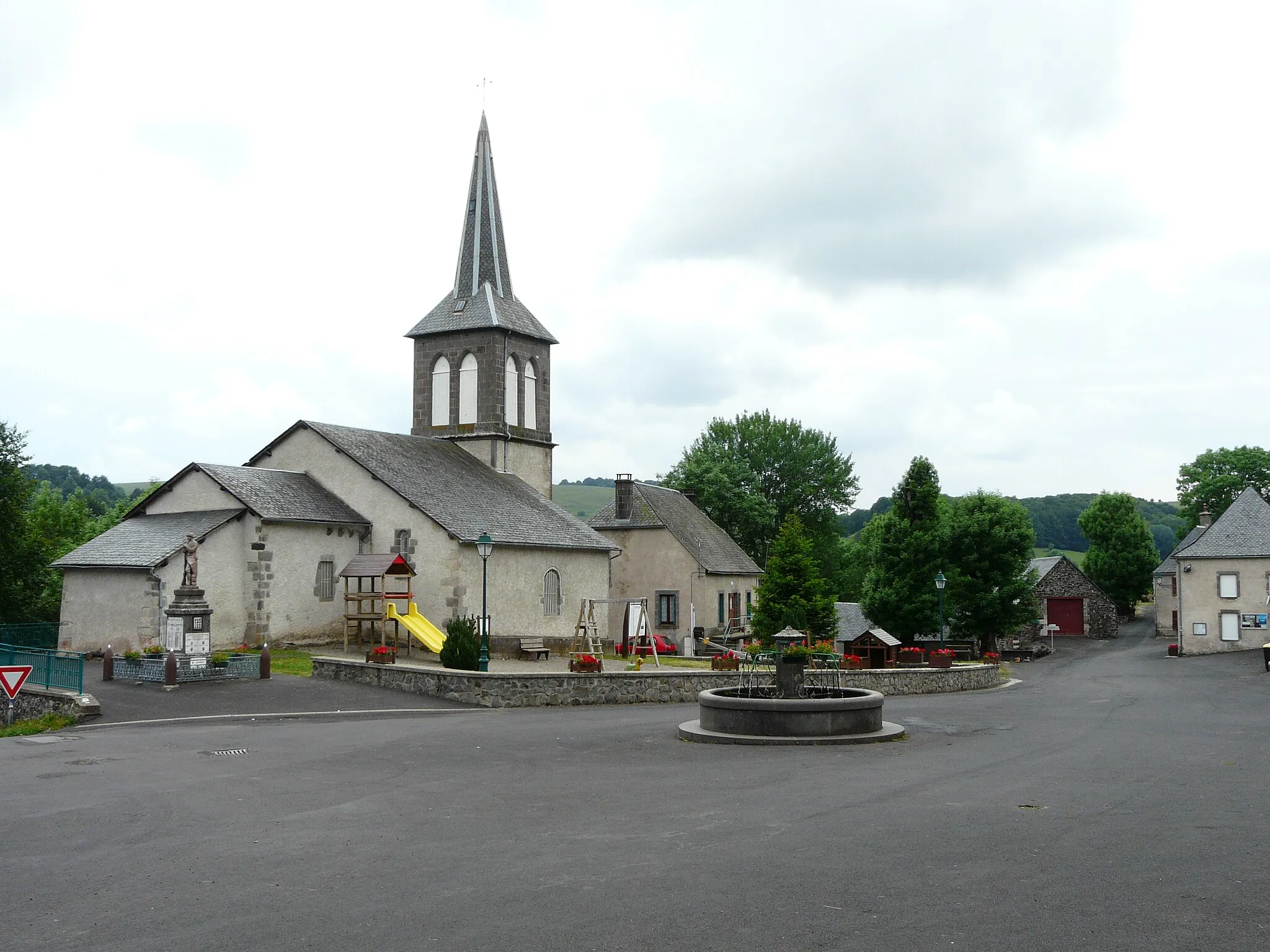 Photo showing: La place principale du village d'Espinchal, Puy-de-Dôme, France.