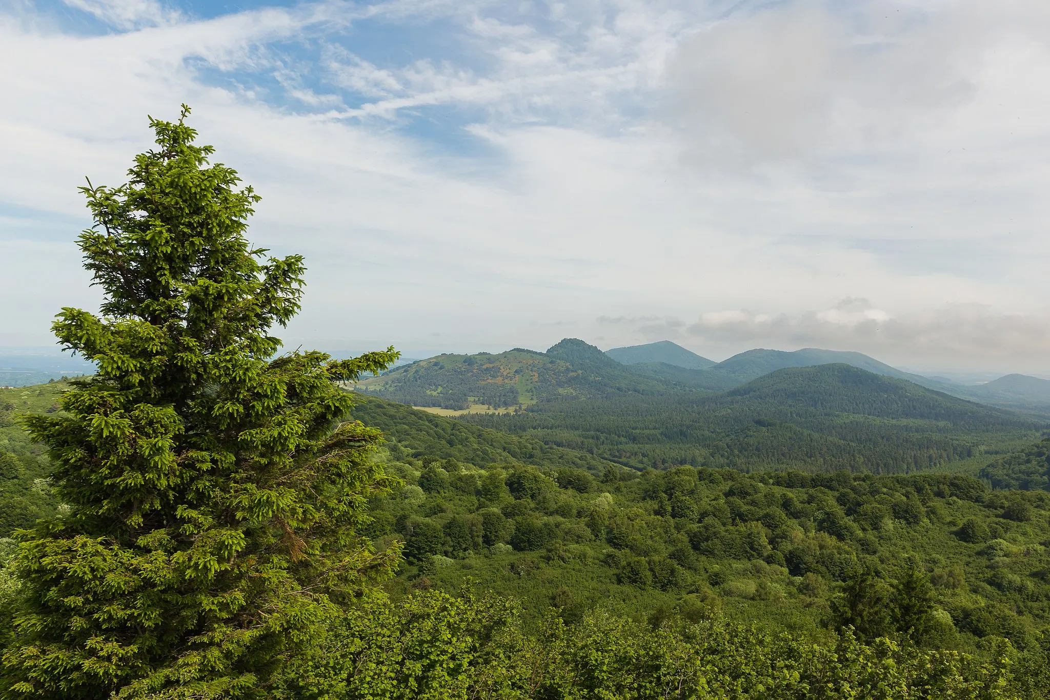 Photo showing: Southern slope of the chaîne des Puys from the puy Pariou in Auvergne, France. From left to right, the puy des Gouttes, the Puy Chopine, the Puy de Louchadière, the twins puys of the Coquille and Jume and the Puy de Chaumont.