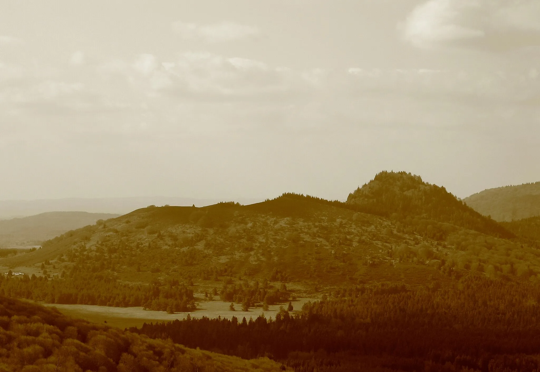 Photo showing: volcanoes Chopine and Gouttes seen from Pariou volcano, France