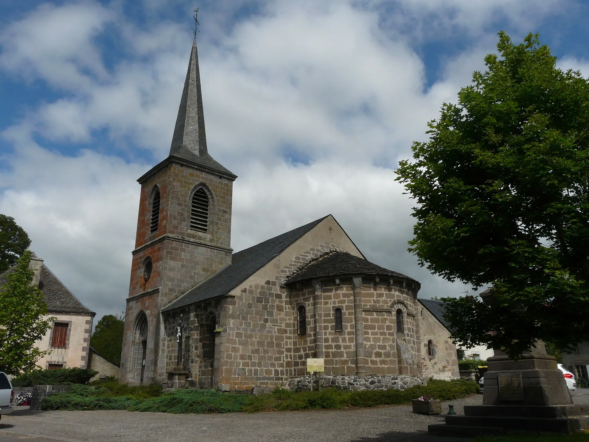 Photo showing: L'église Saint-Donat de Saint-Donat, Puy-de-Dôme, France.