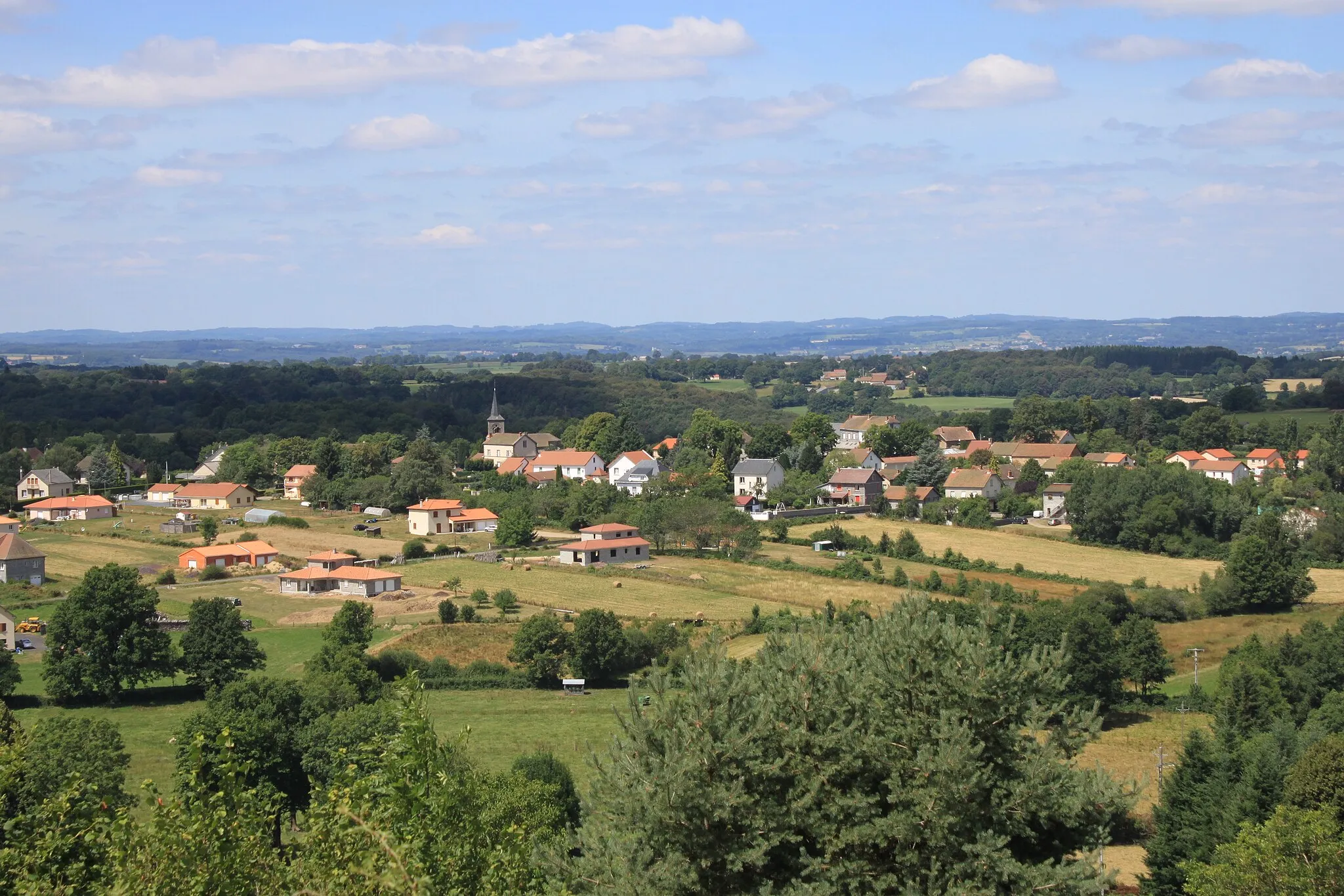 Photo showing: Bourg de La Goutelle, Puy-de-Dôme, vue générale