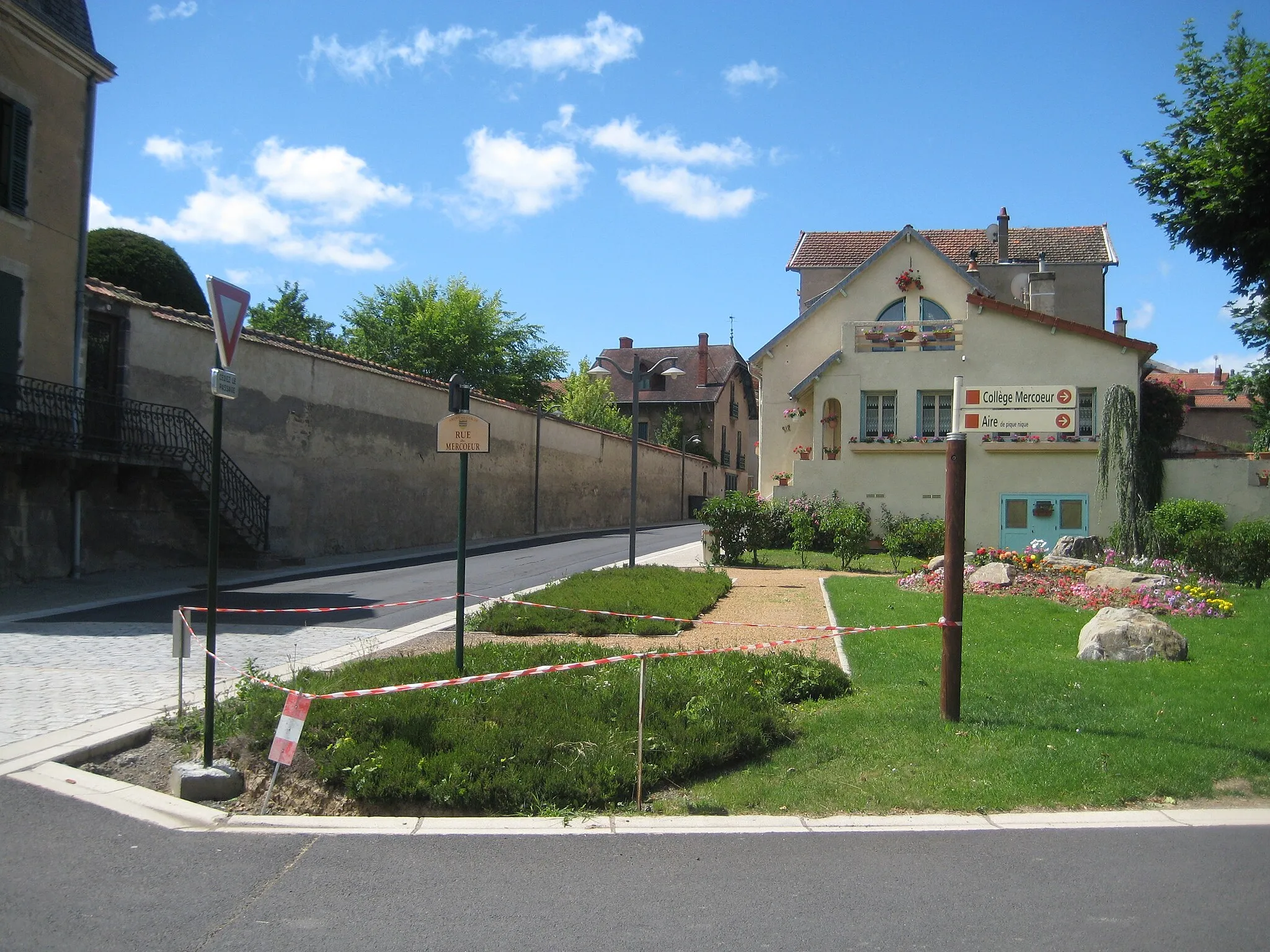 Photo showing: Entrée du village d'Ardes