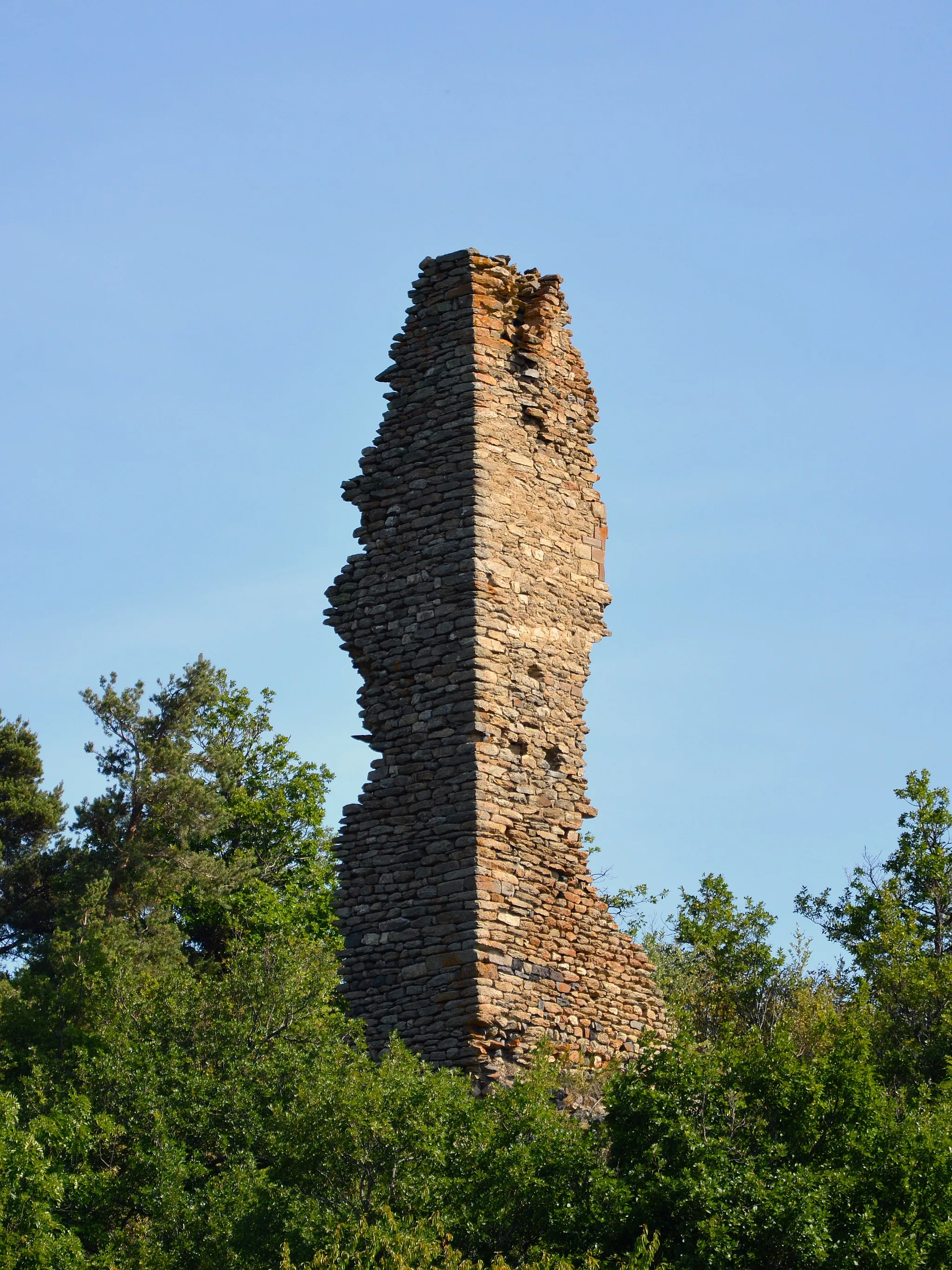 Photo showing: Le Doigt de Mercœur, tour ruinée, vestige du château de l'autrefois puissante famille de Mercœur.
