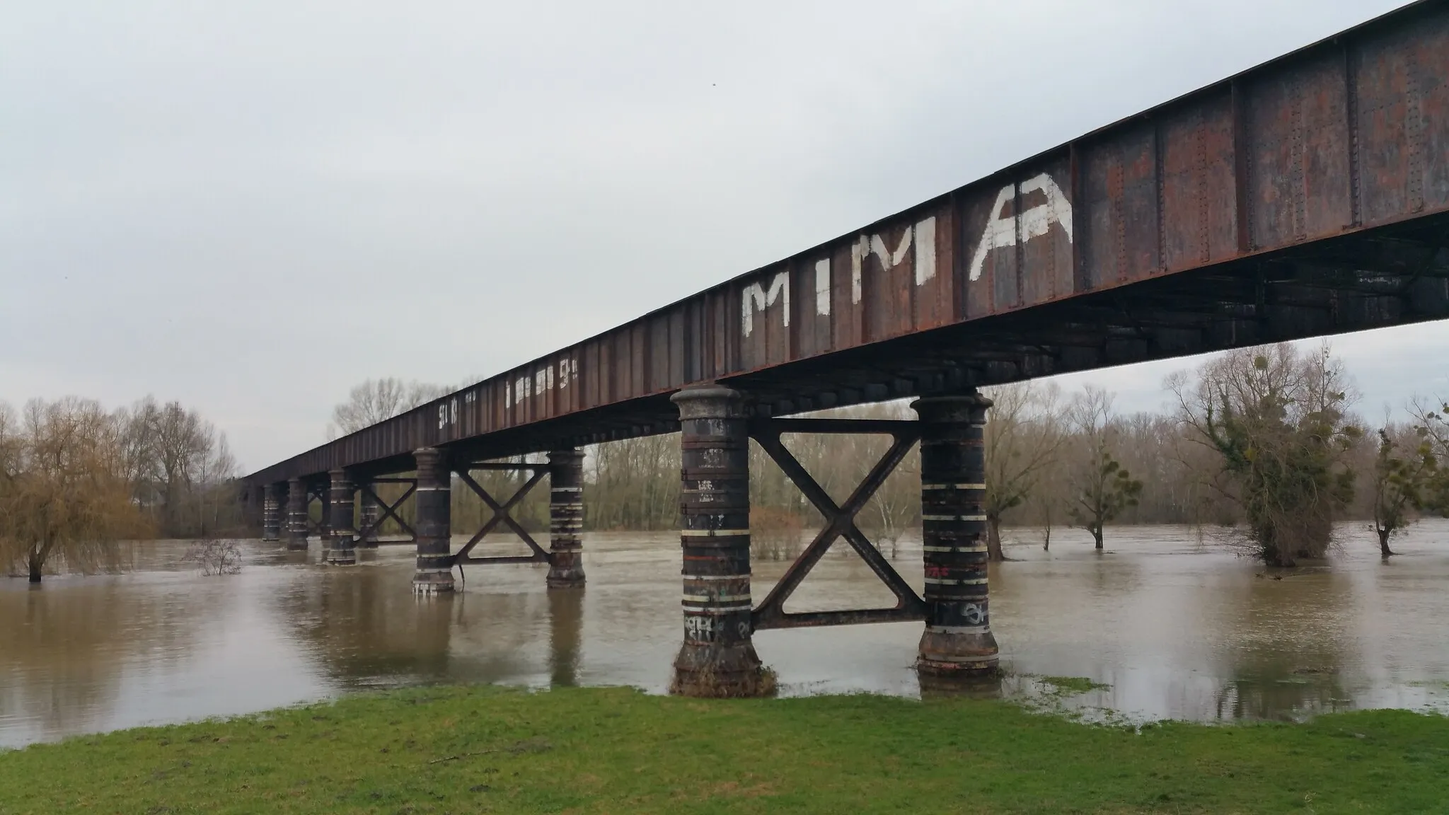 Photo showing: Pont de fer vu côté rive droite (Moulins) lors d'une petite crue.