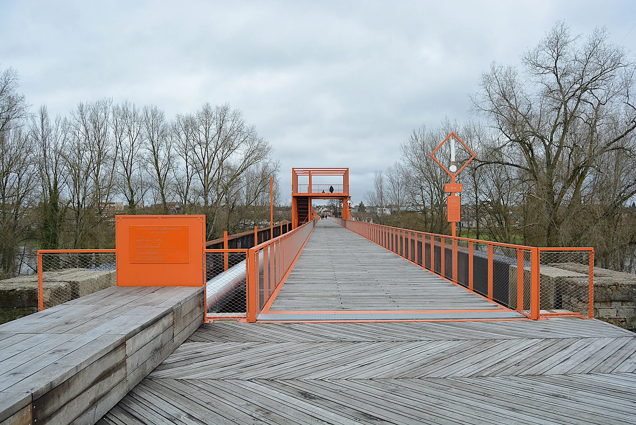 Photo showing: Pont de fer depuis la rive gauche de l'Allier, à Moulins (Allier, Auvergne-Rhône-Alpes, France). L'aménagement modes doux (piétons-cyclistes) a été inauguré en mai 2021.
