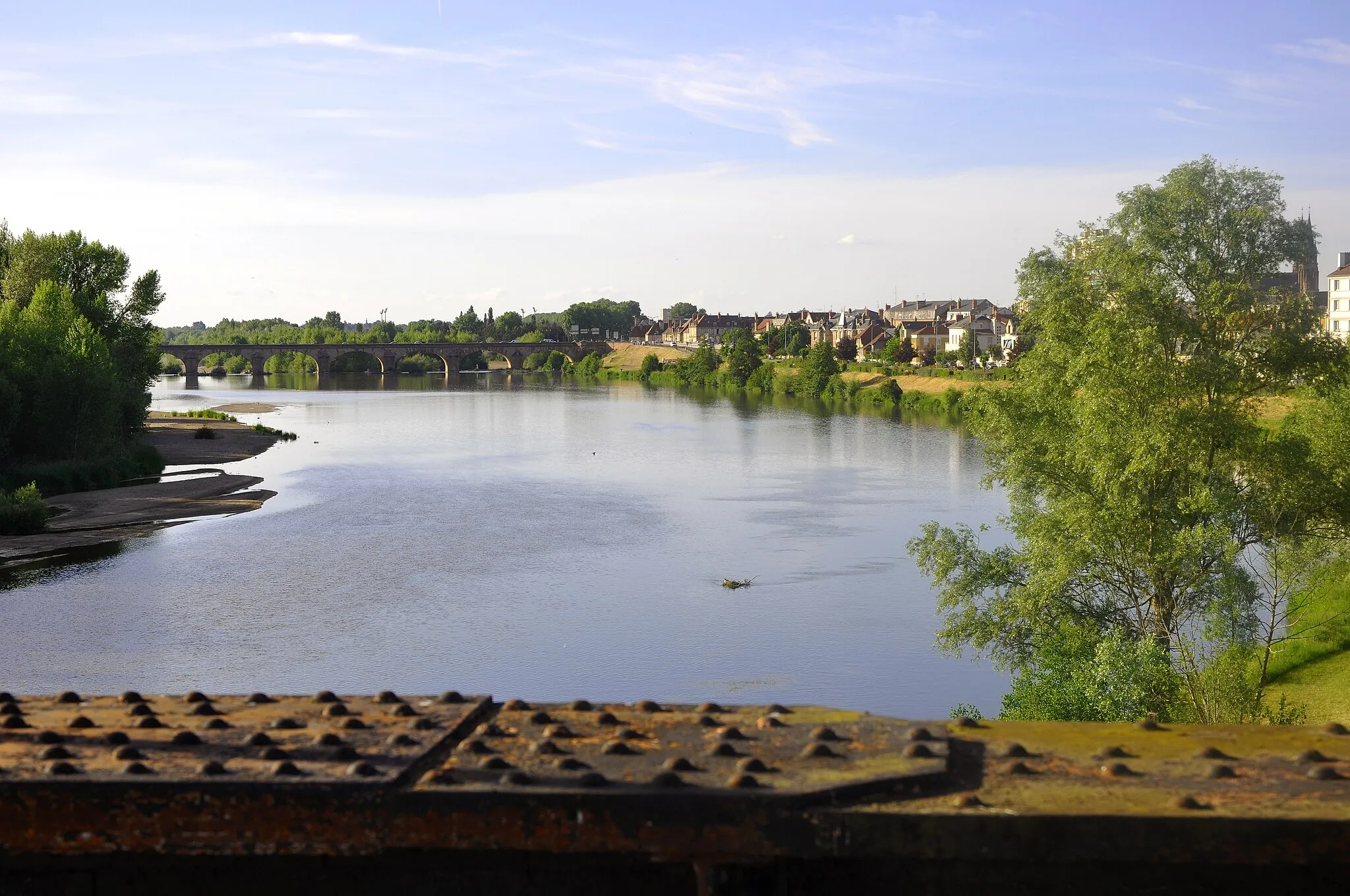 Photo showing: Vue de l'Allier depuis le pont de fer (1858) où passe la Ligne de Montluçon, à Moulins dans l'Allier, en France. On voit en arrière plan, à gauche le pont Régemortes (18e siècle), à droite le quartier des mariniers.