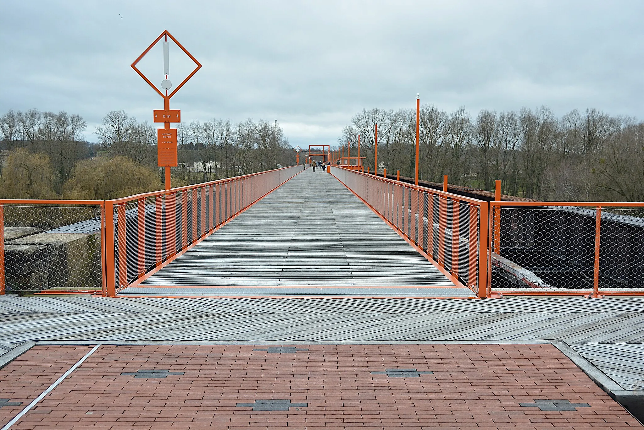 Photo showing: Pont de fer depuis la rive droite de l'Allier, à Moulins (Allier, Auvergne-Rhône-Alpes, France). L'aménagement modes doux (piétons-cyclistes) a été inauguré en mai 2021.