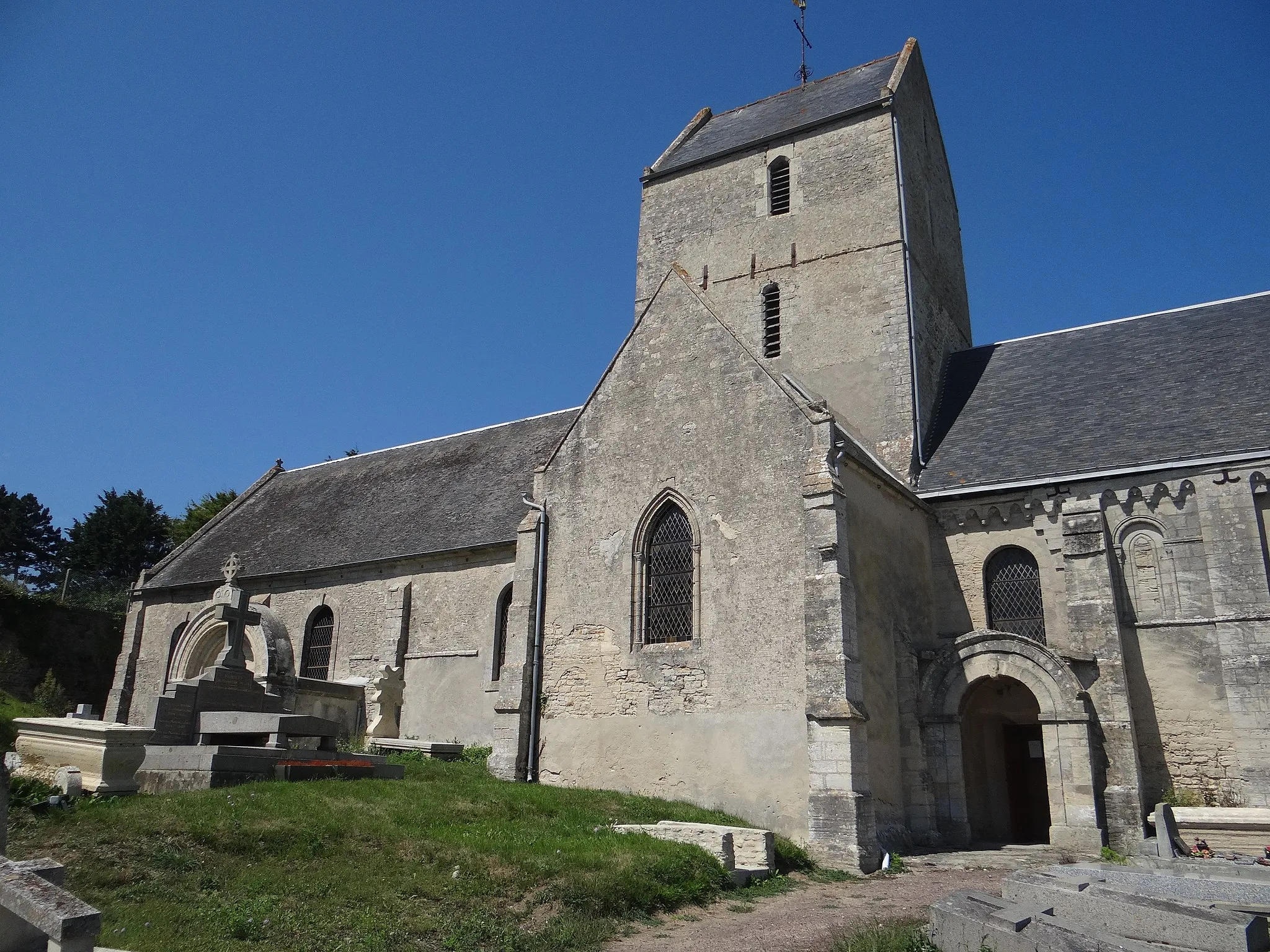 Photo showing: Église de Saint-Côme et Saint-Damien, Saint-Côme-de-Fresné, Calvados, France.