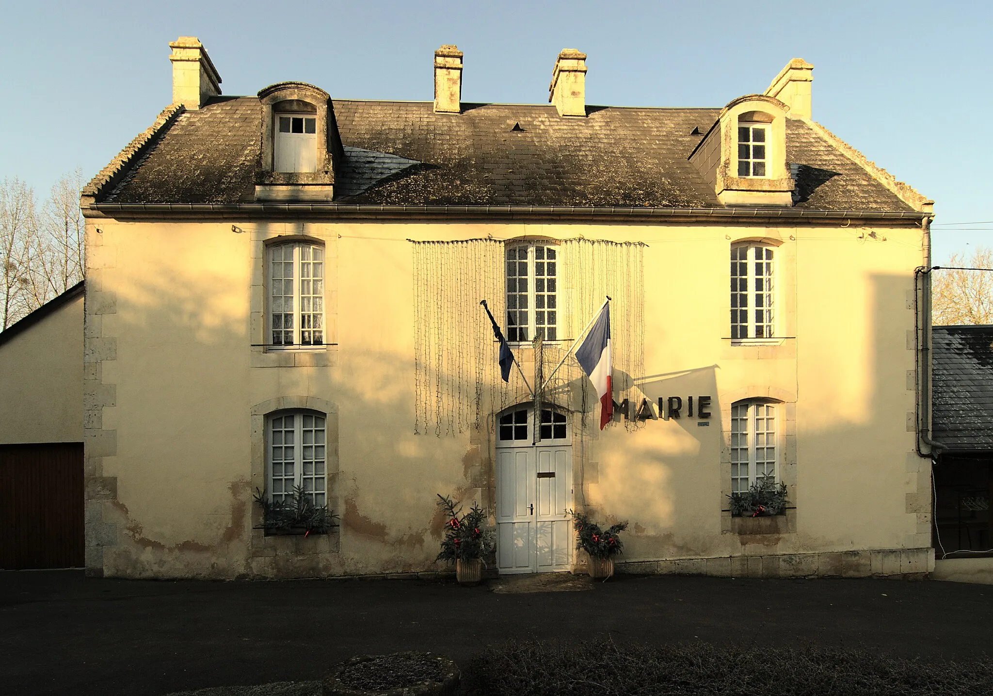 Photo showing: The Town hall of The Moutiers-en-Cinglais village.